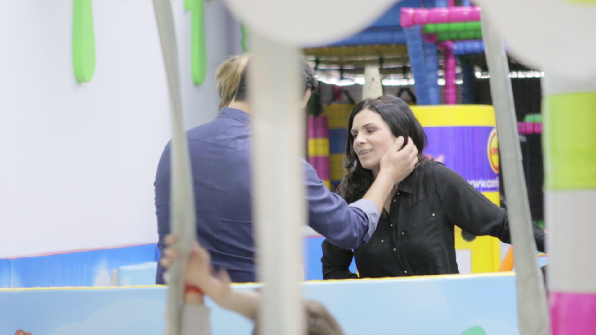 Iubitul ei incearca sa o linisteasca