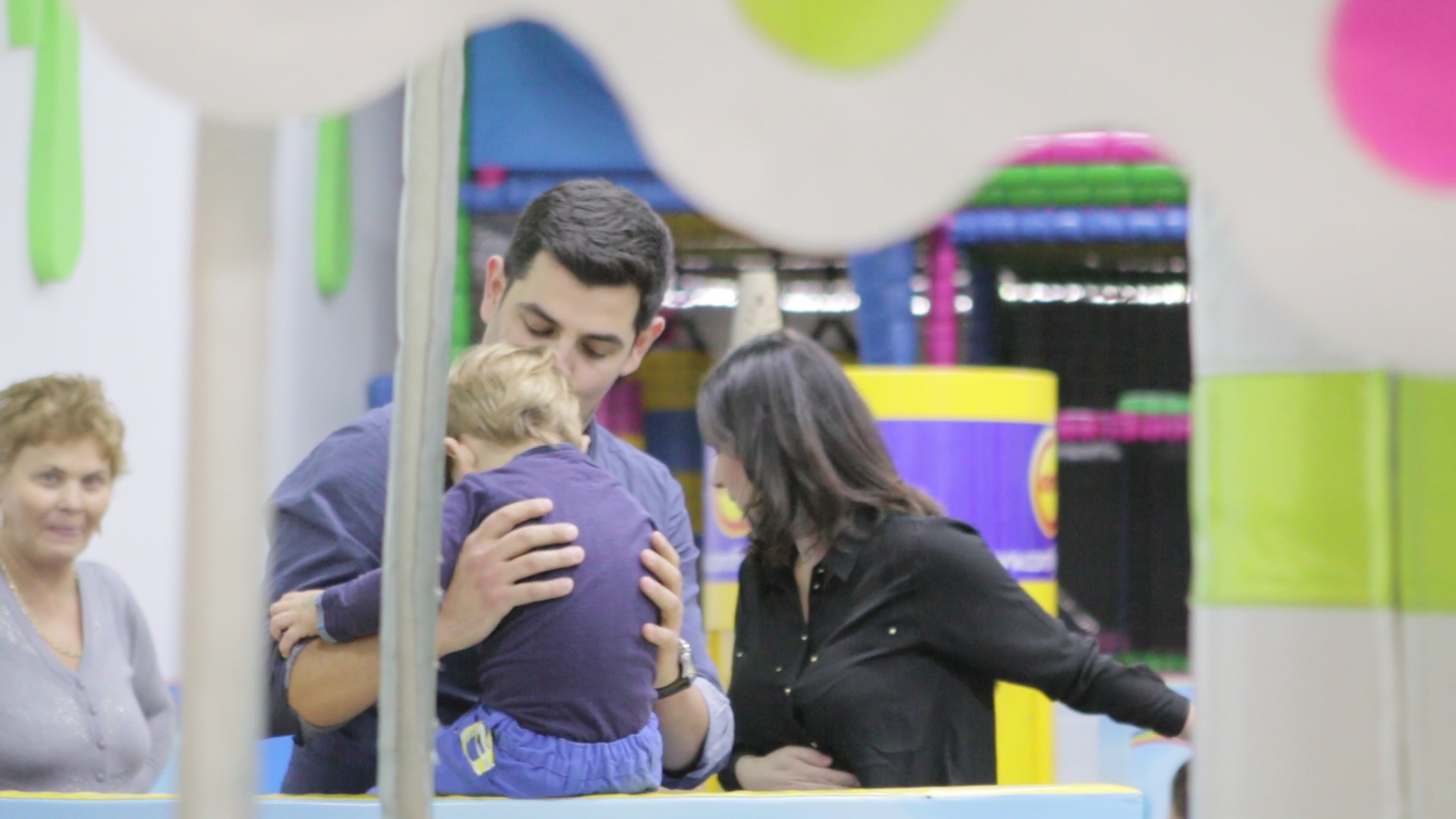 Doru il ia pe cel mic, pentru ca lui Ellie i s-a facut rau