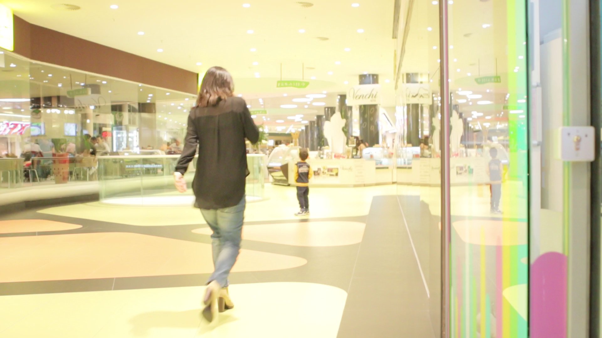 Cantareata nu mai poate sa se abtina si da fuga la baie