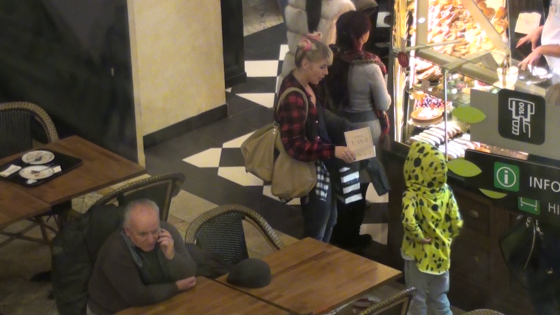 Corina i-a tras gluga pe cap fiului ei, ca sa-l fereasca de curent