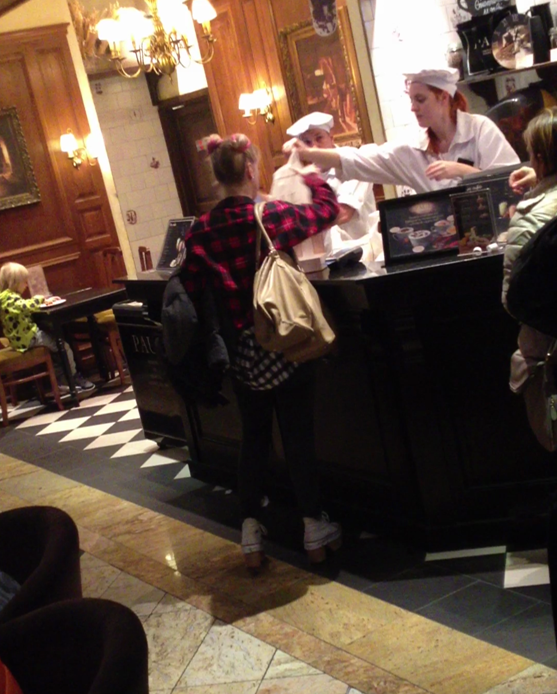 A platit, a luat pachetele si s-a dus spre masa unde o astepta fiul ei