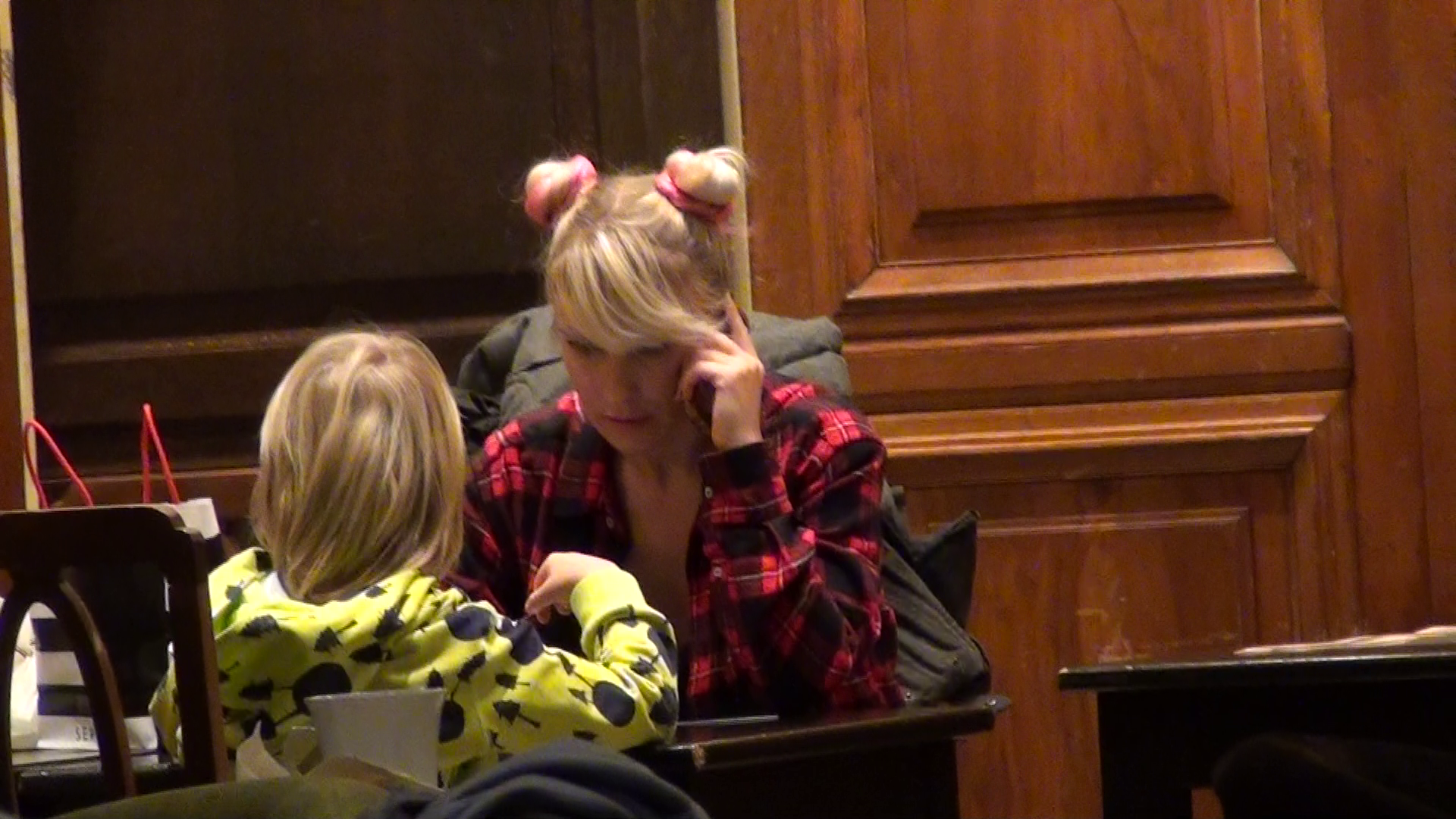 Corina a vorbit la telefon cat timp Robin si-a mancat prajiturile