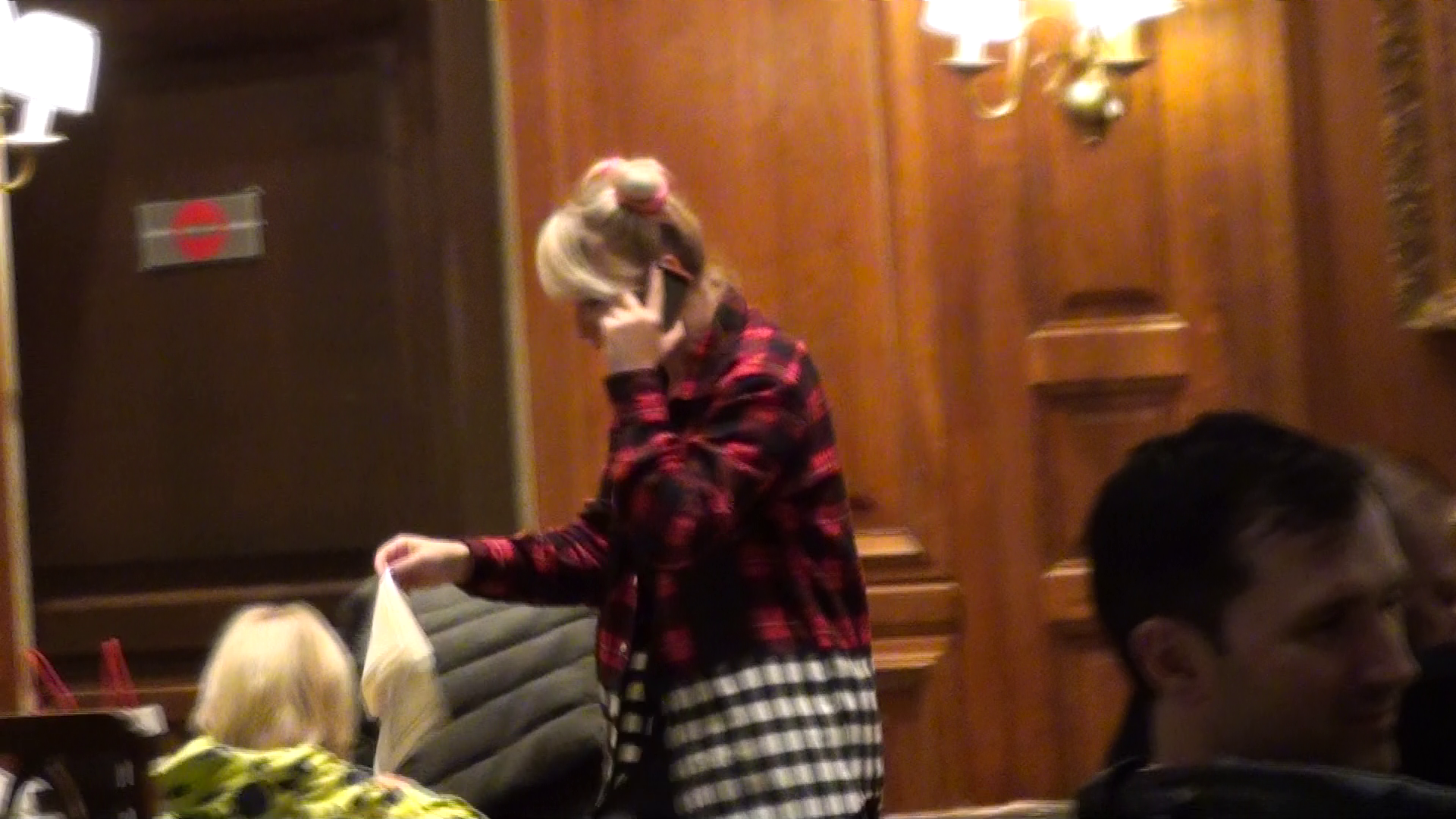 Cantareata a apelat la un servetel ca sa scape de urmele de ciocolata