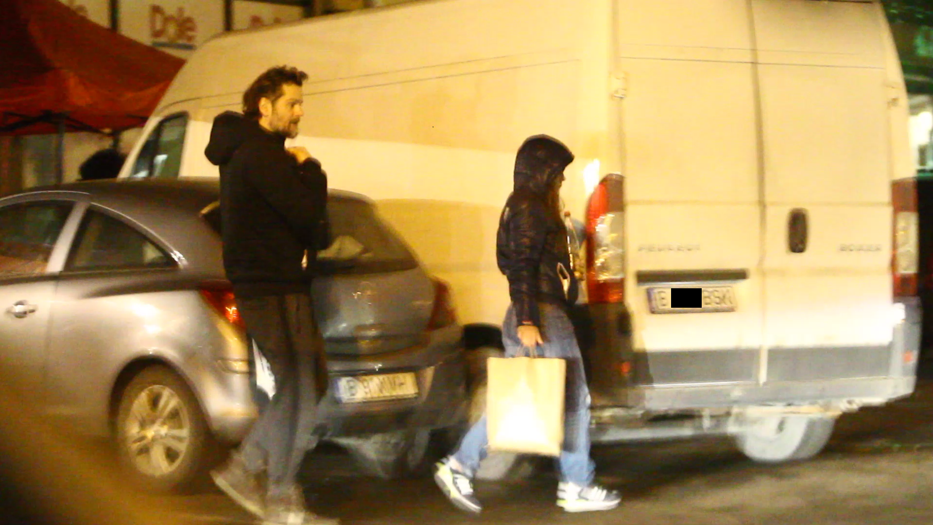 Actorul isi urmeaza iubita, uitandu-se atent in jur