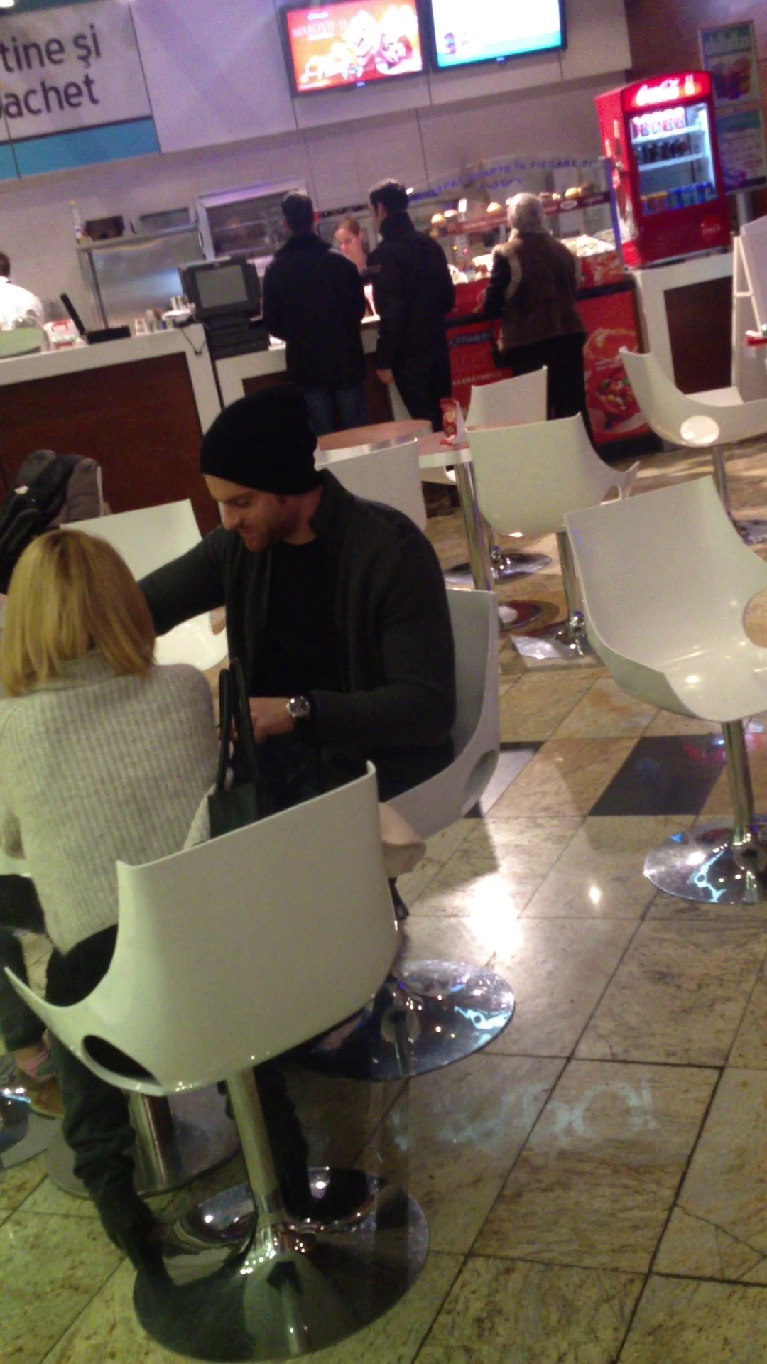 Alina si Ilan au luat masa la un fast food intr-un centru comercial