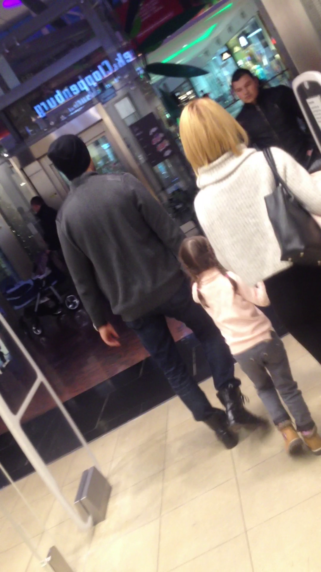 Cei trei se comporta ca o familie fericita