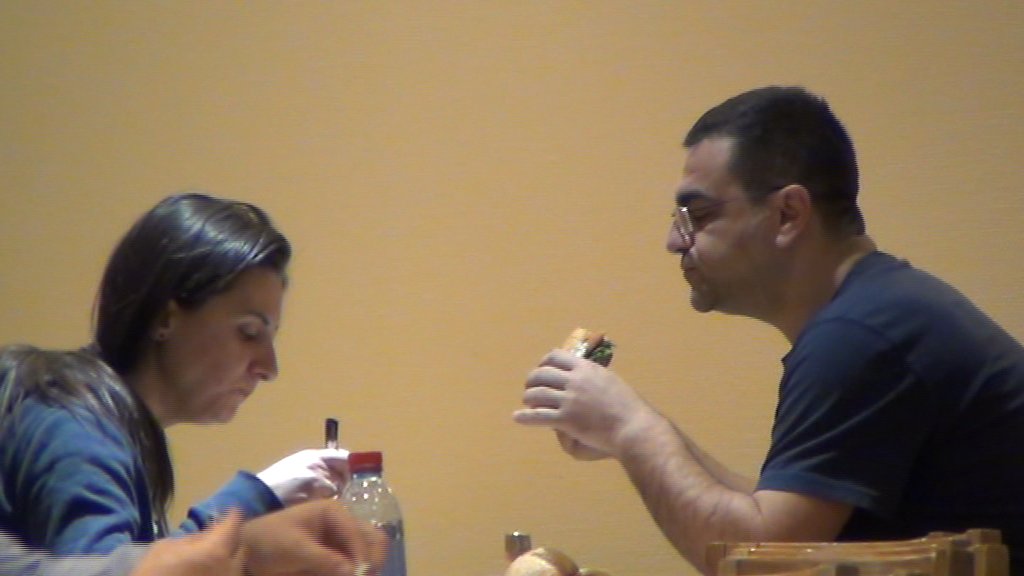 Pofta mare! Margineanu si sotia lui srevesc din produsele cumparate