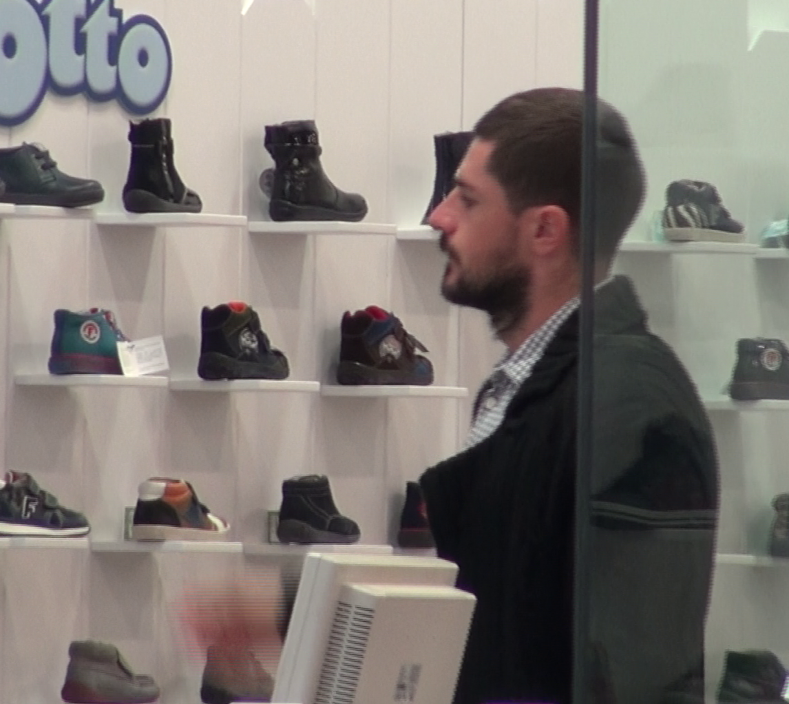 Cocis s-a uitat minute in sir la pantofi pentru copiii lui