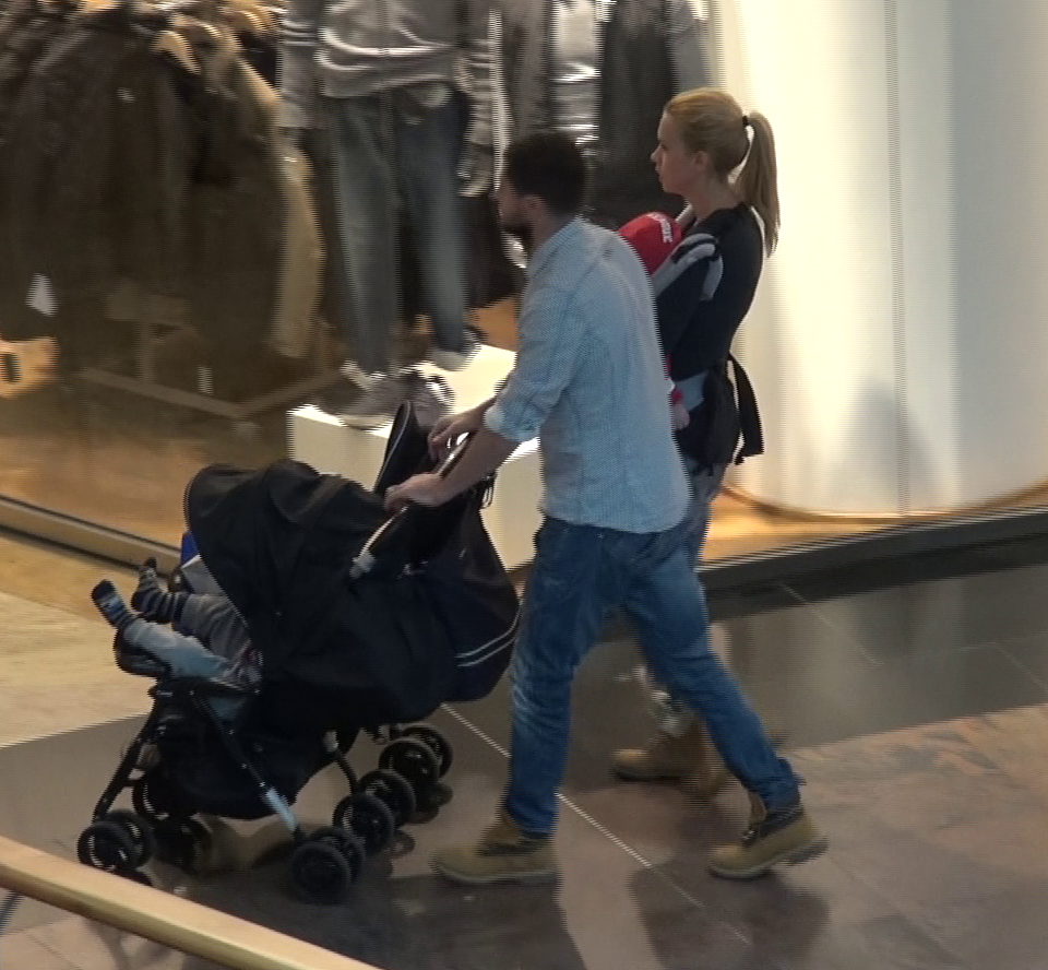 Cocis a impins caruciorul in care se afla fiul cel mare, iar sotia lui l-a tinut pe cel mic in brate