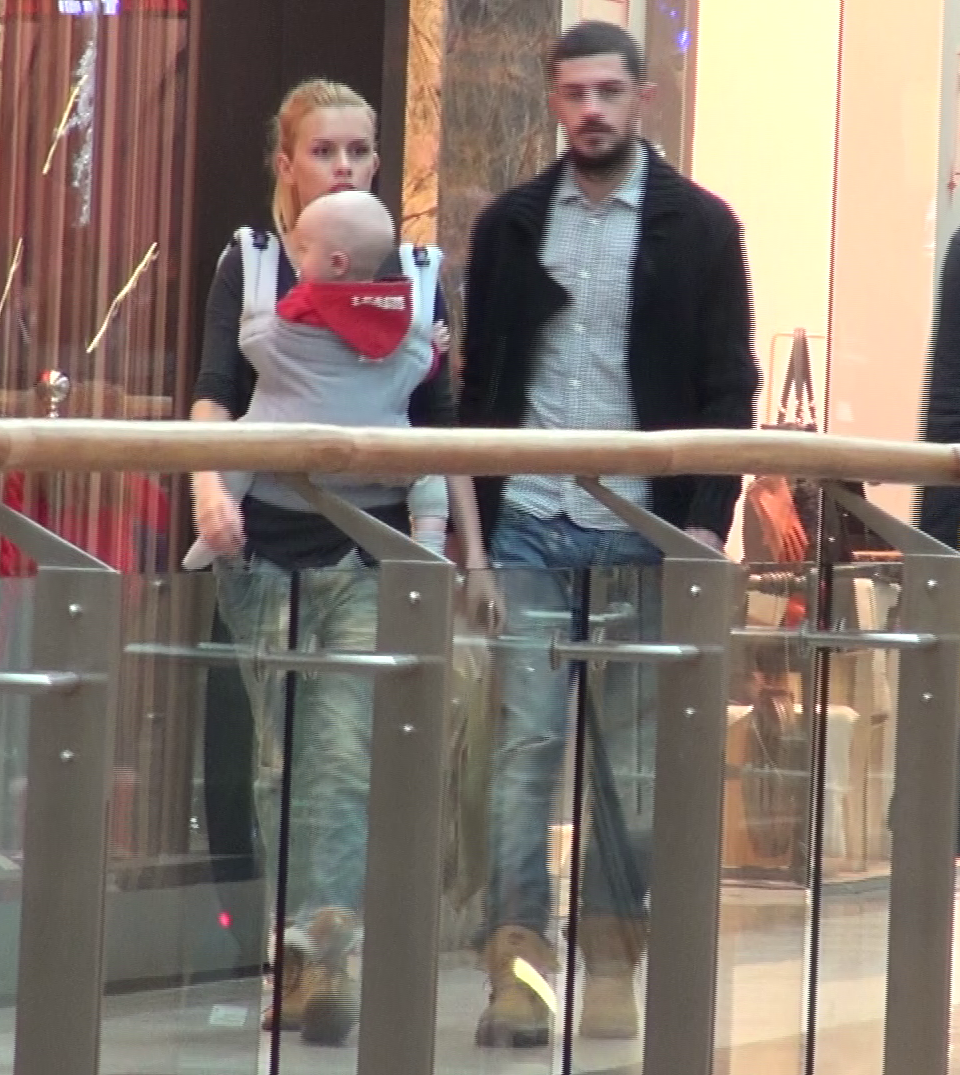 Cei doi indragostiti s-au plimbat prin centrul comercial