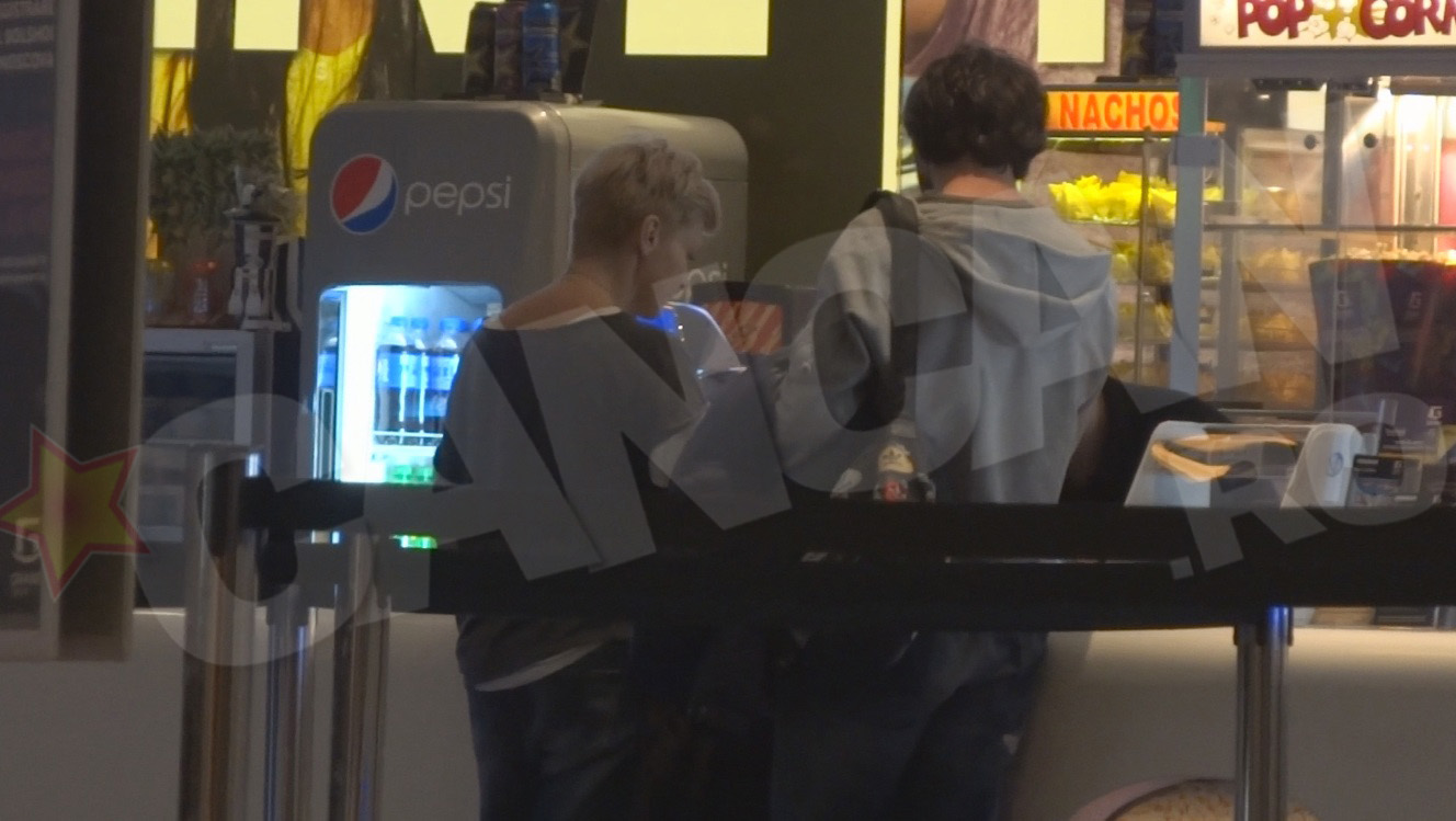 Dragos s-a oferit sa-i tina geanta Danei