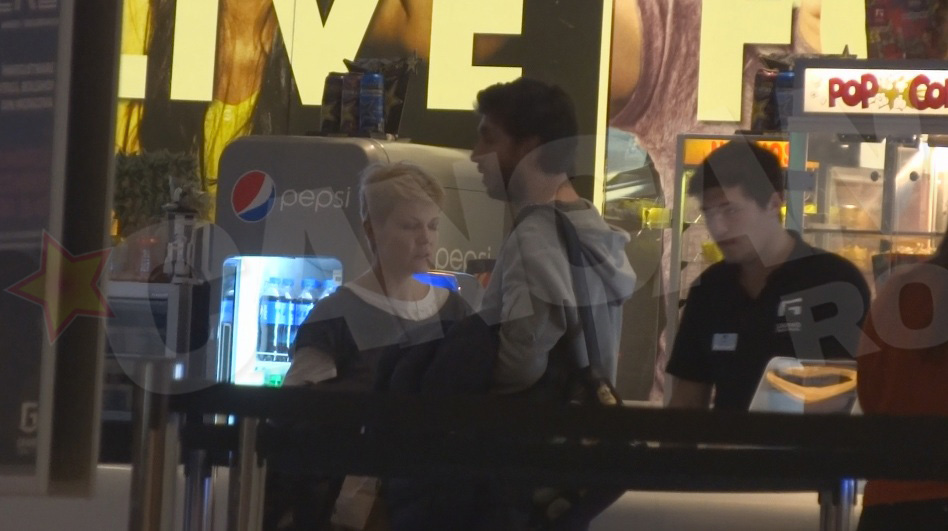 Cei doi si-au facut provizii si au intrat la film