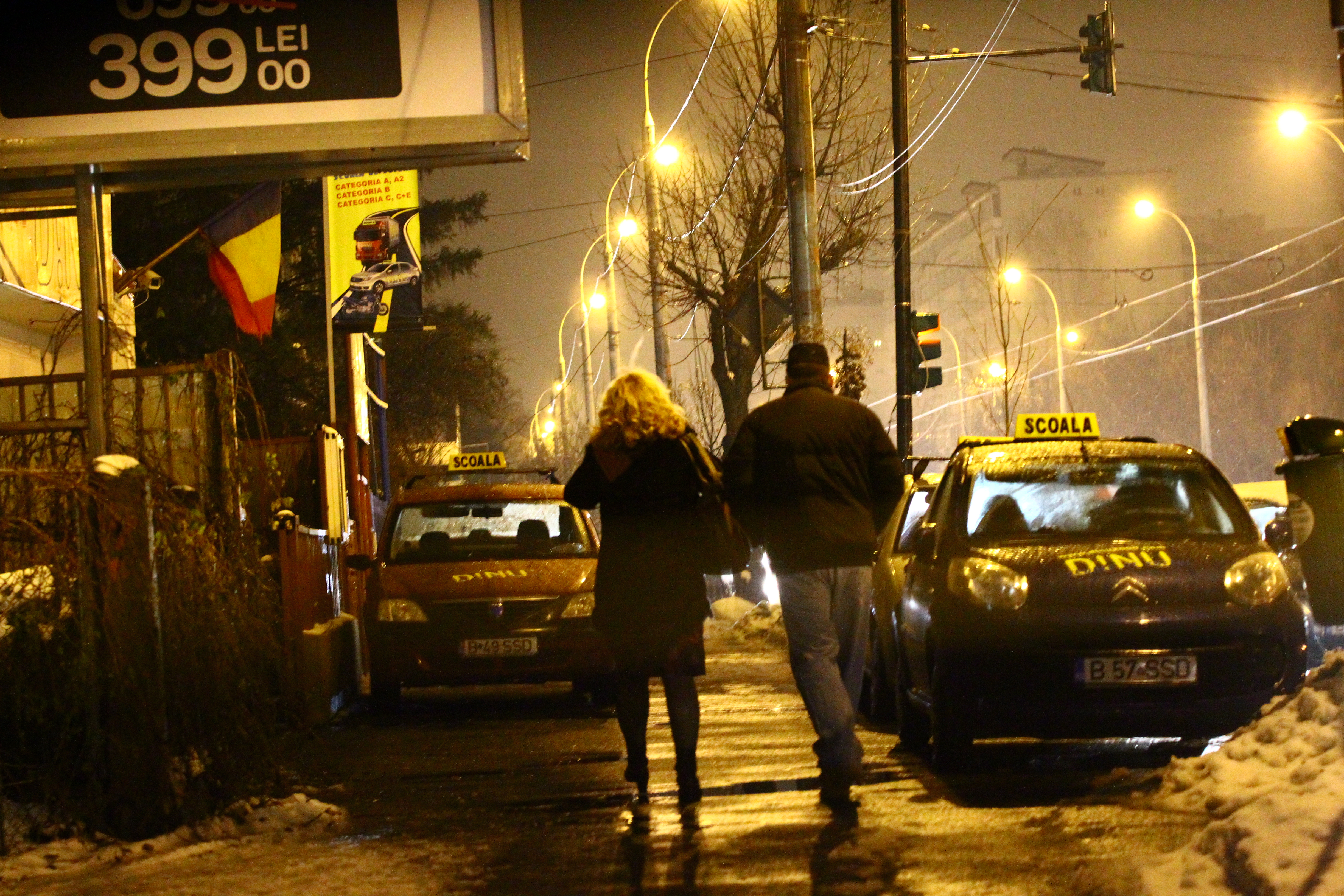 Prietenul Andreei o tine de brat