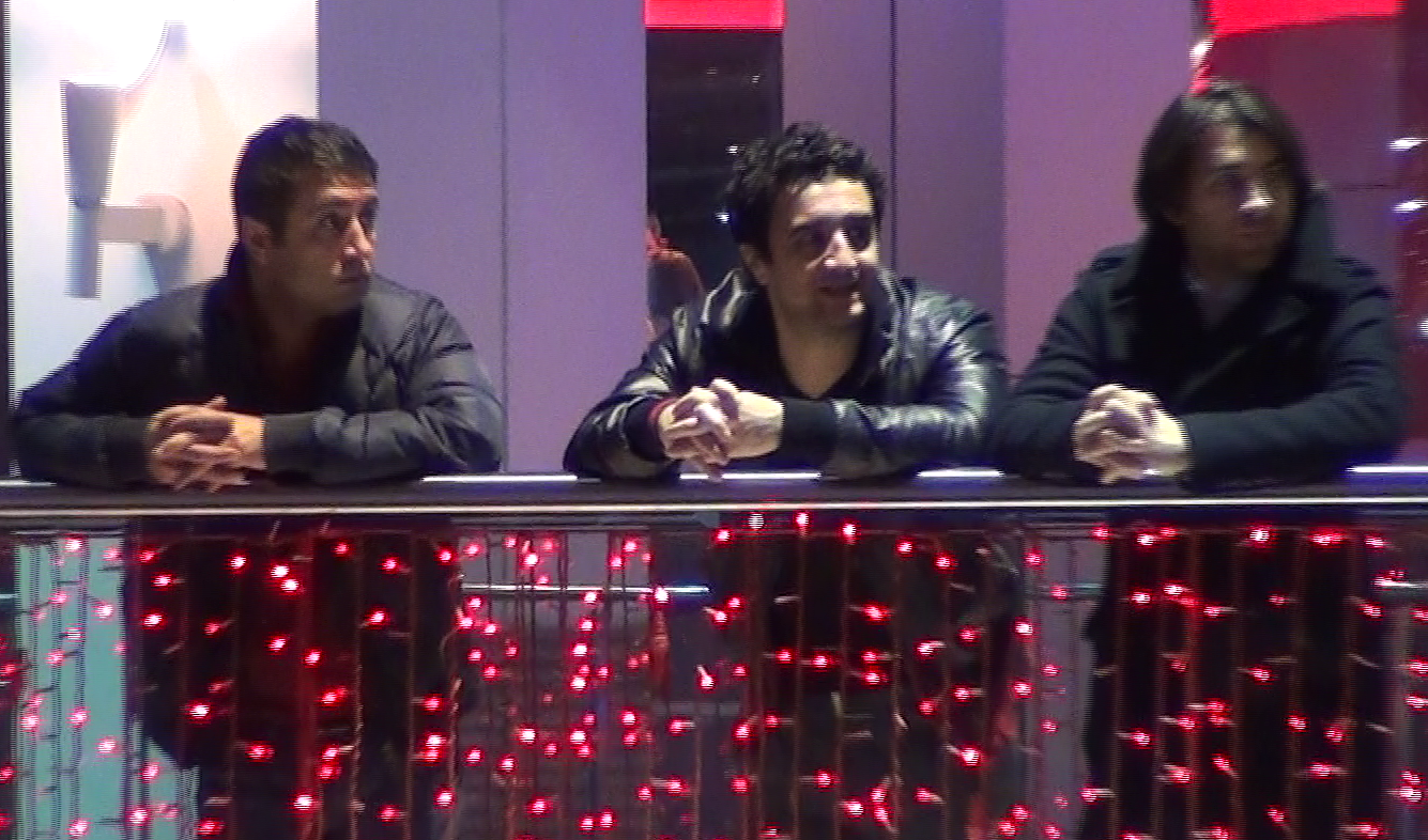 Lucian Becali si prietenii lui discuta in mall