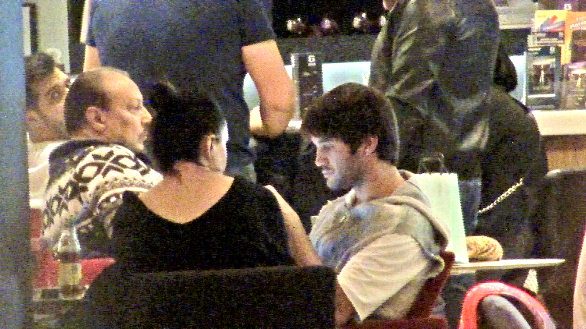 Chivu sta la masa si butoneaza telefonul