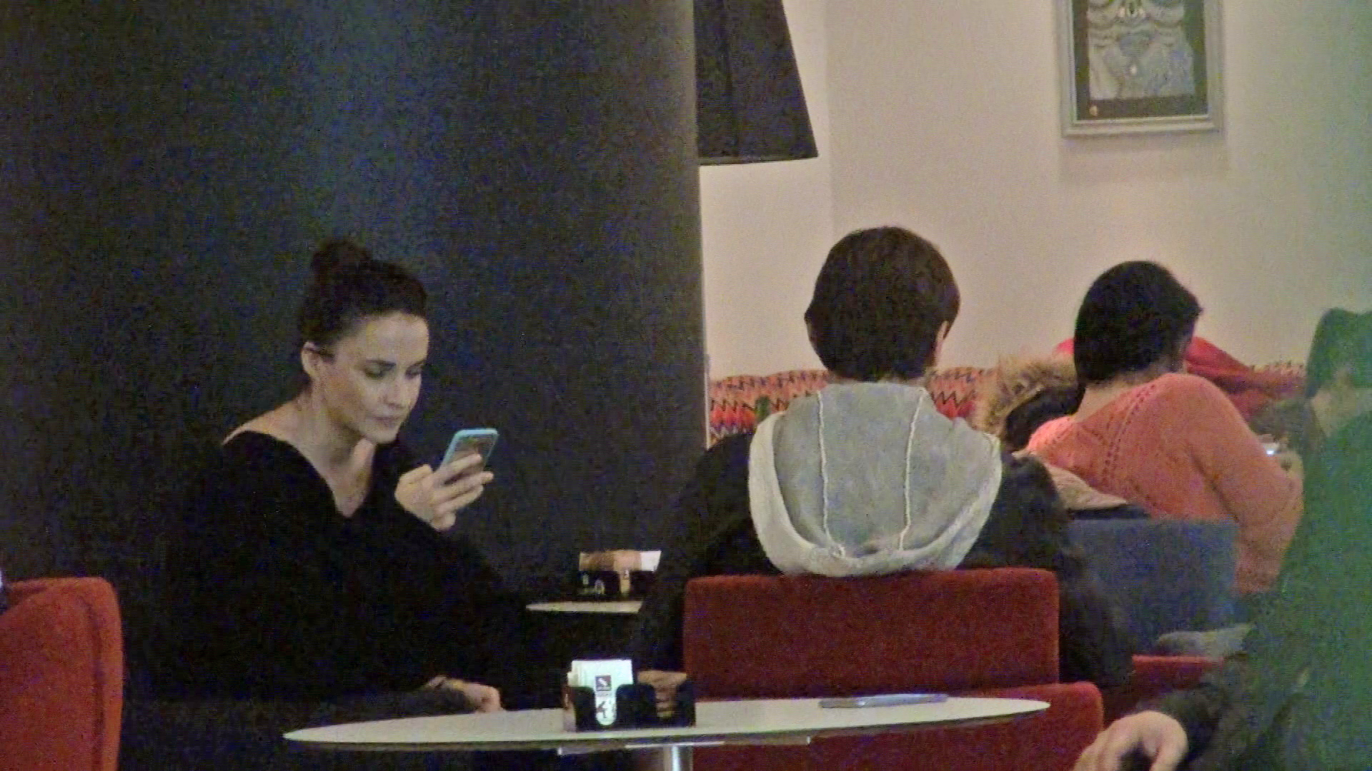 Cat timp a stat in cafenea, sotia lui Chivu a fost, la randul ei, acaparata de telefon