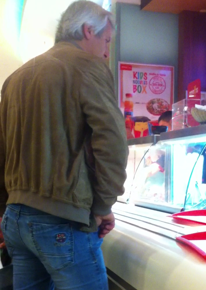 Blugii pareau cam stramti pentru fundul sau european