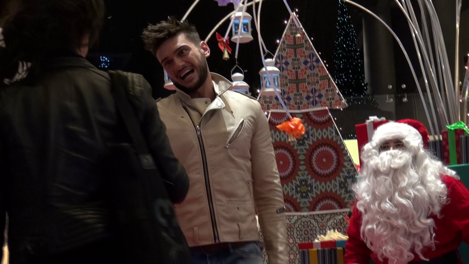 Si Mos Craciun l-a privit din urma cu caldura, semn ca rivalitatea a fost ingropata