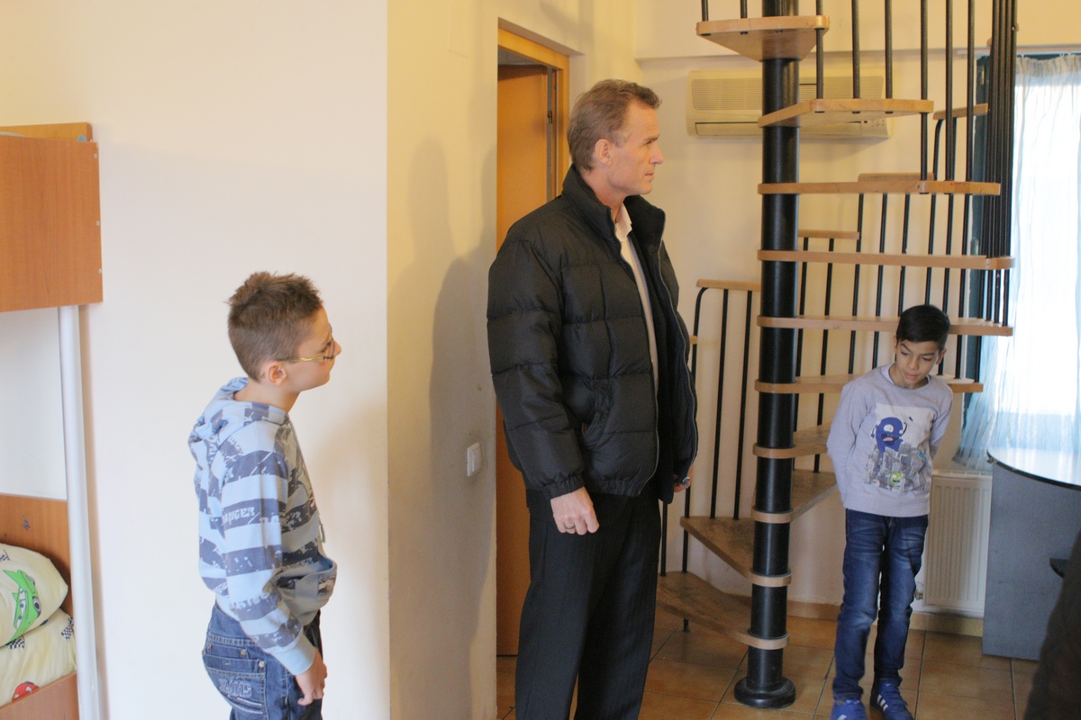 Omul de afaceri s-a ocupat inainte sa vina la compania Juubeo de copii cu probleme de la el din tara