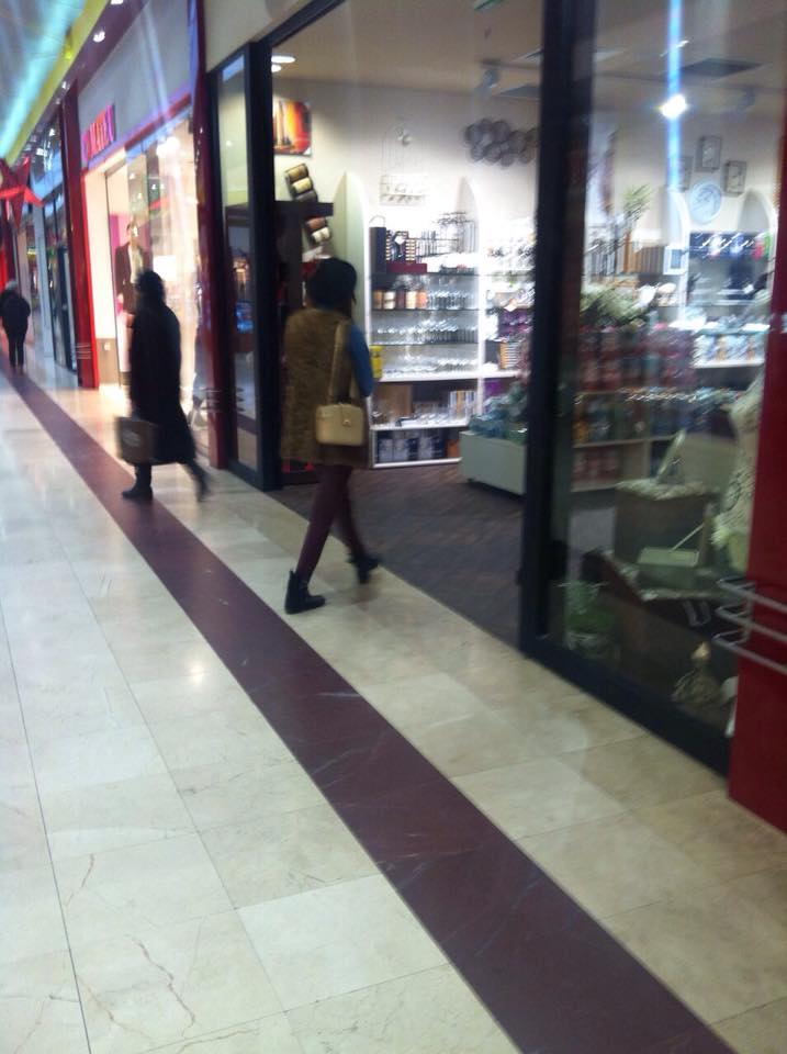 Roscata s-a dus singura la cumparaturi