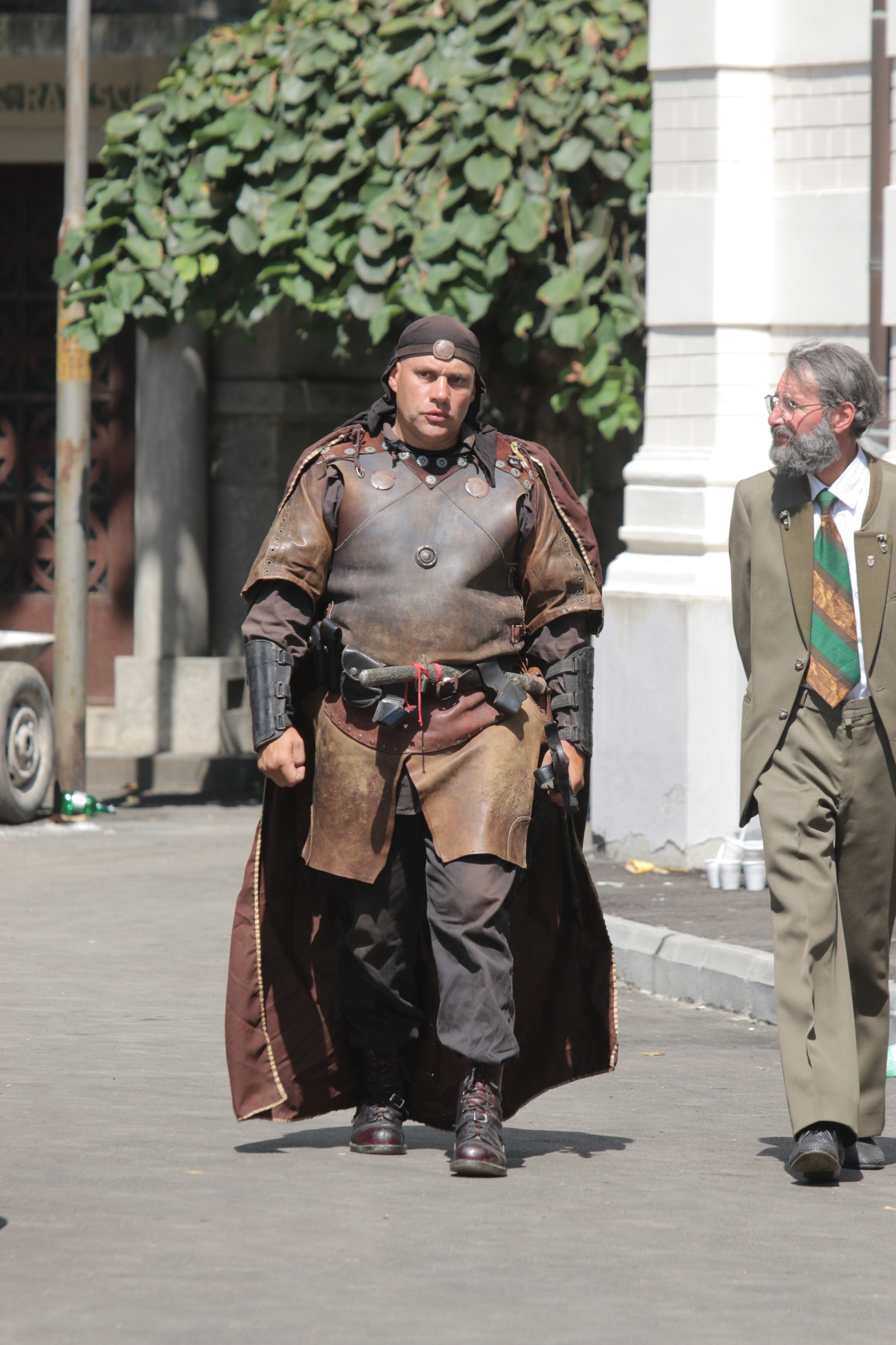 Un cascador crescut de Szobi Cseh a venit la funeralii imbracat intr-un costum de scena