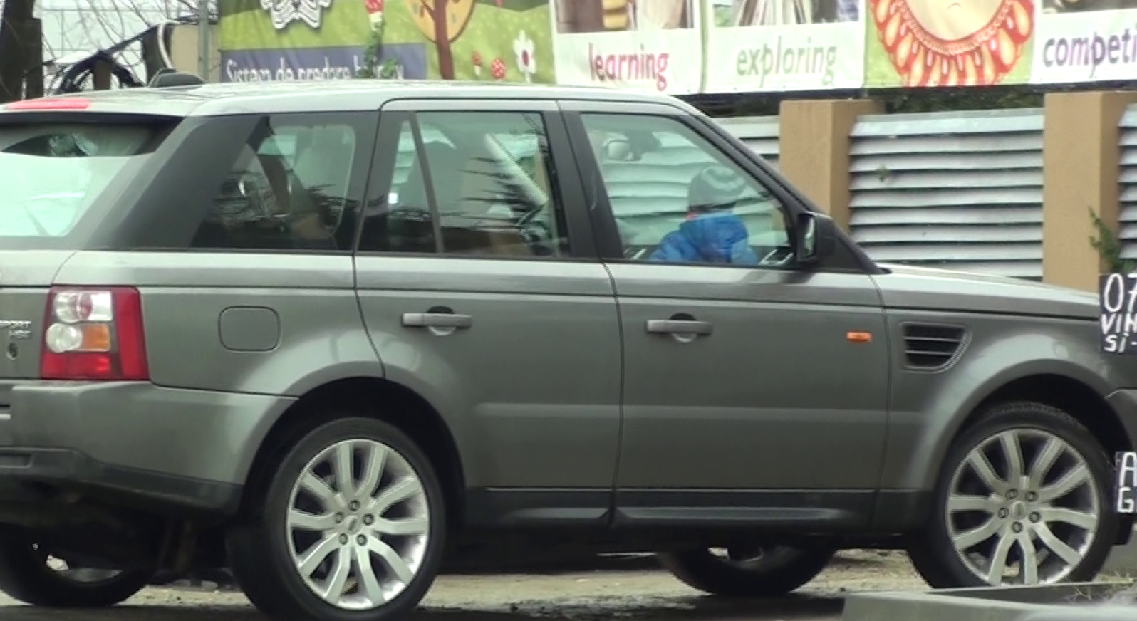 Nepotul lui Piturca se sprijina cu spatele de geamul masinii