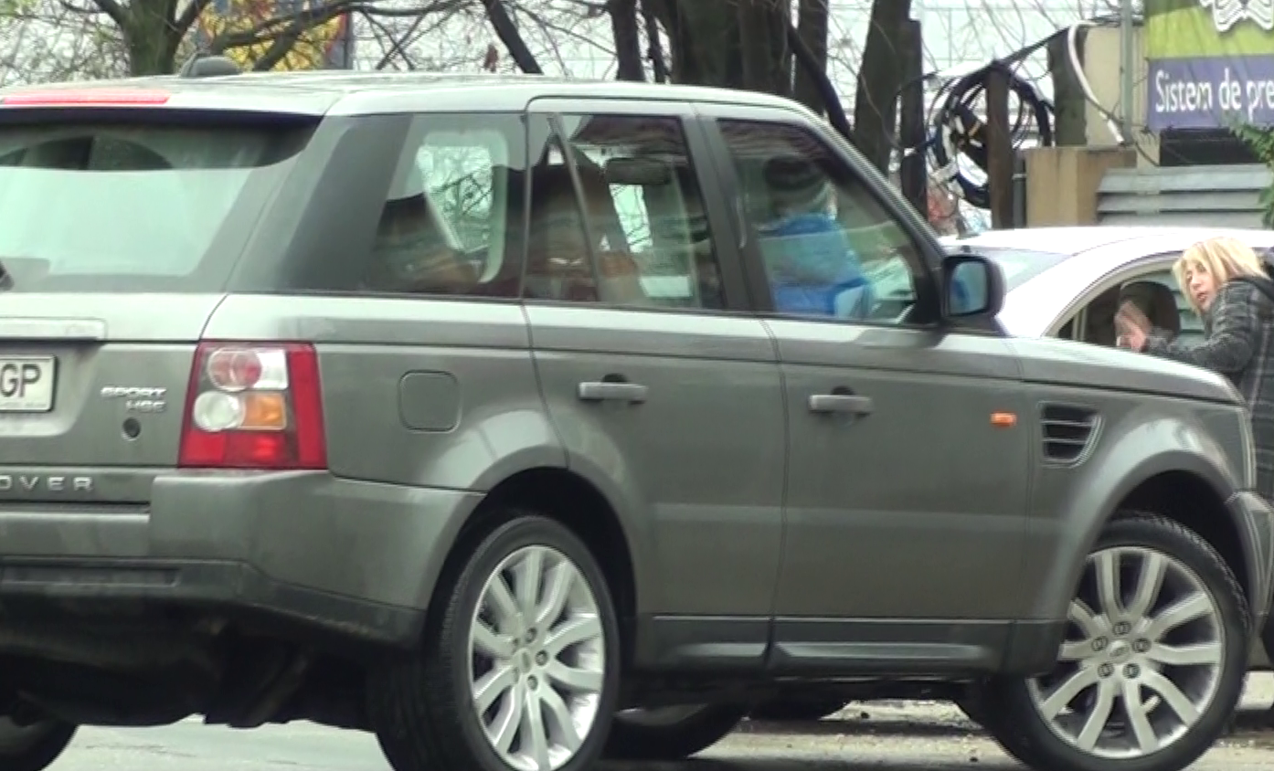 Masina se pune in miscare, iar copilul ramane in picioare, pe scaunul din dreapta soferului