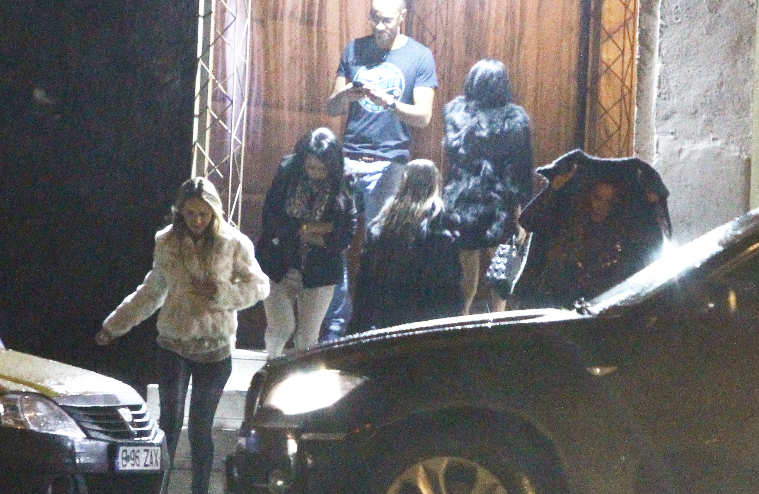 Blonda a asteptat ca soferul sa ii aduca masina in fata clubului