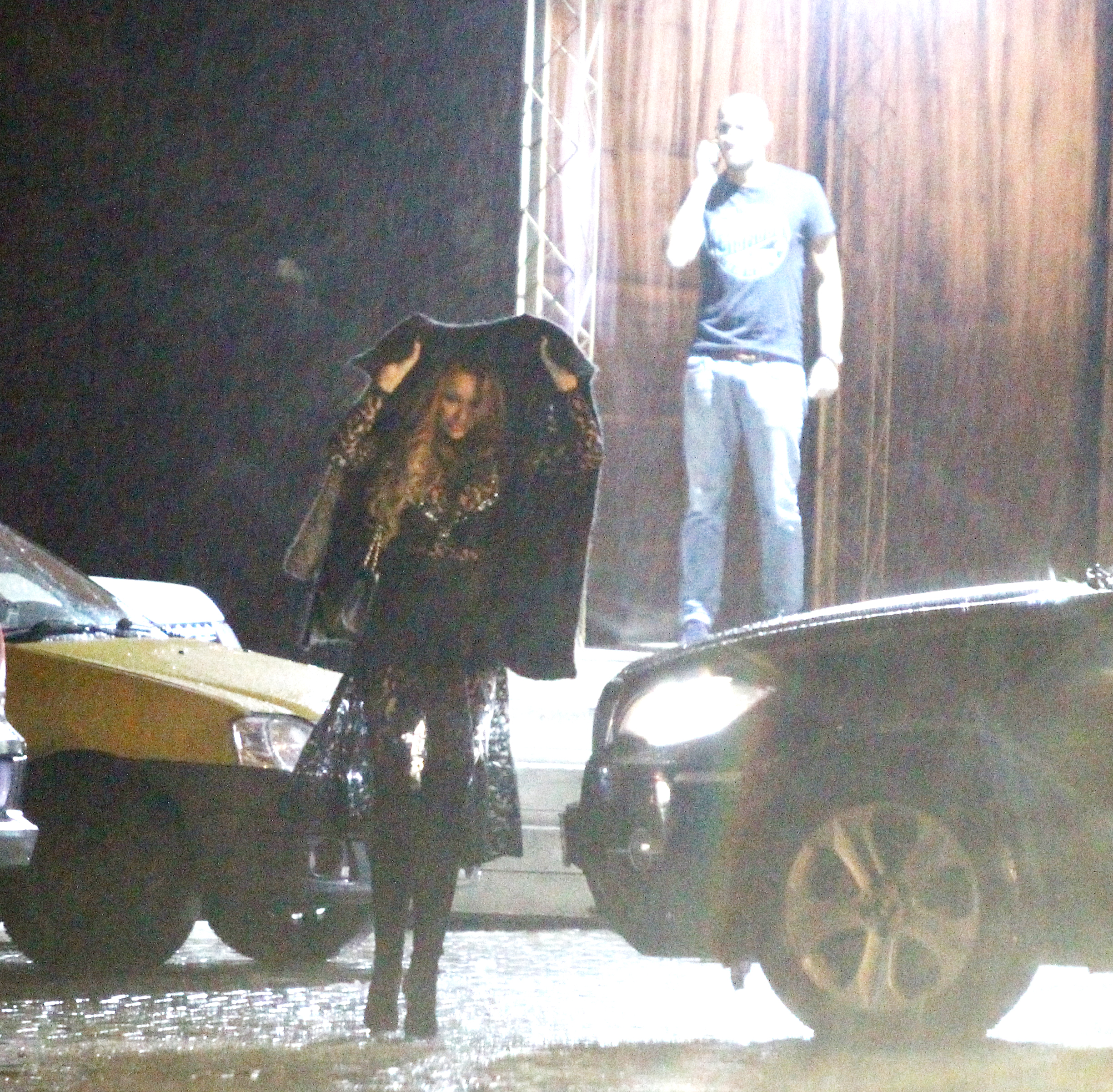 Bianca s-a imbracat super-sexy cand a iesit in club