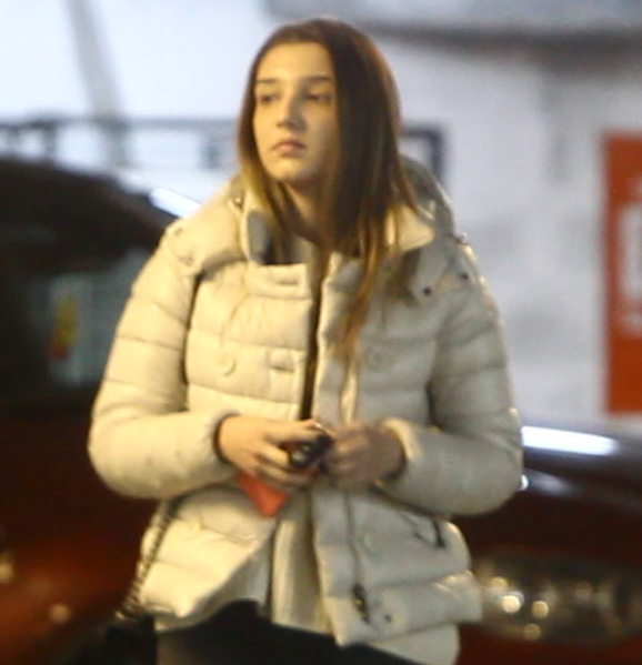 Fata mijlocie a lui Becali s-a plimbat prin mall mai bine de o ora, timp in care bodyguardul a cautat-o disperat