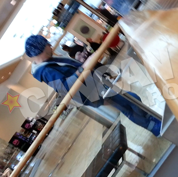 Mihai Pocorschi botoneaza, la inceput, telefonul