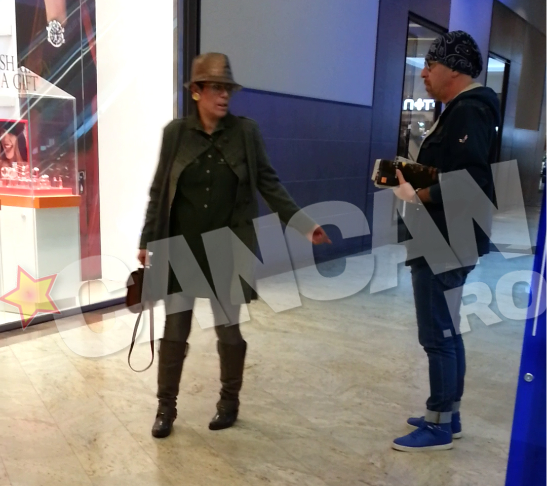 Dupa ce coboara scarile, sotia lui Mihai Pocorschi ii explica ceva, gesticuland intens, apoi iese