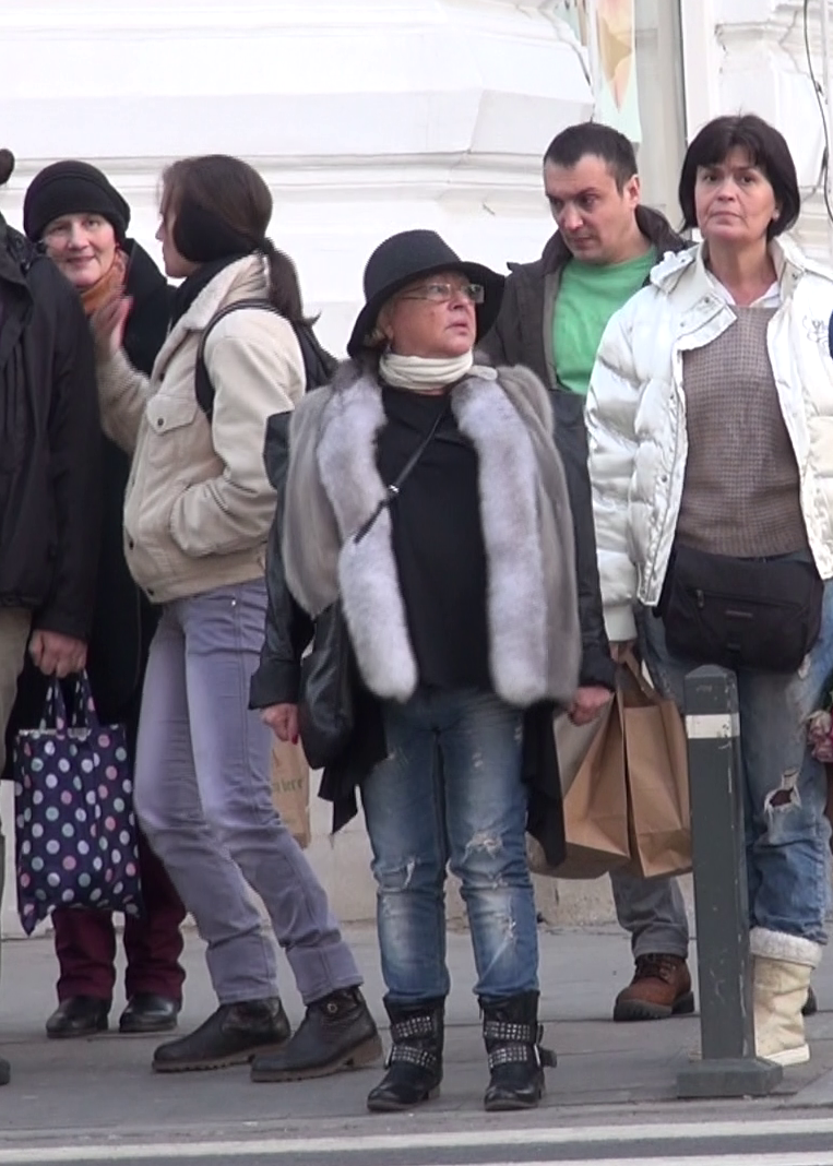 Blugi rupti, ghete scurte, vesta de blana si geaca de piele, asa a iesit Mirabela pe strada