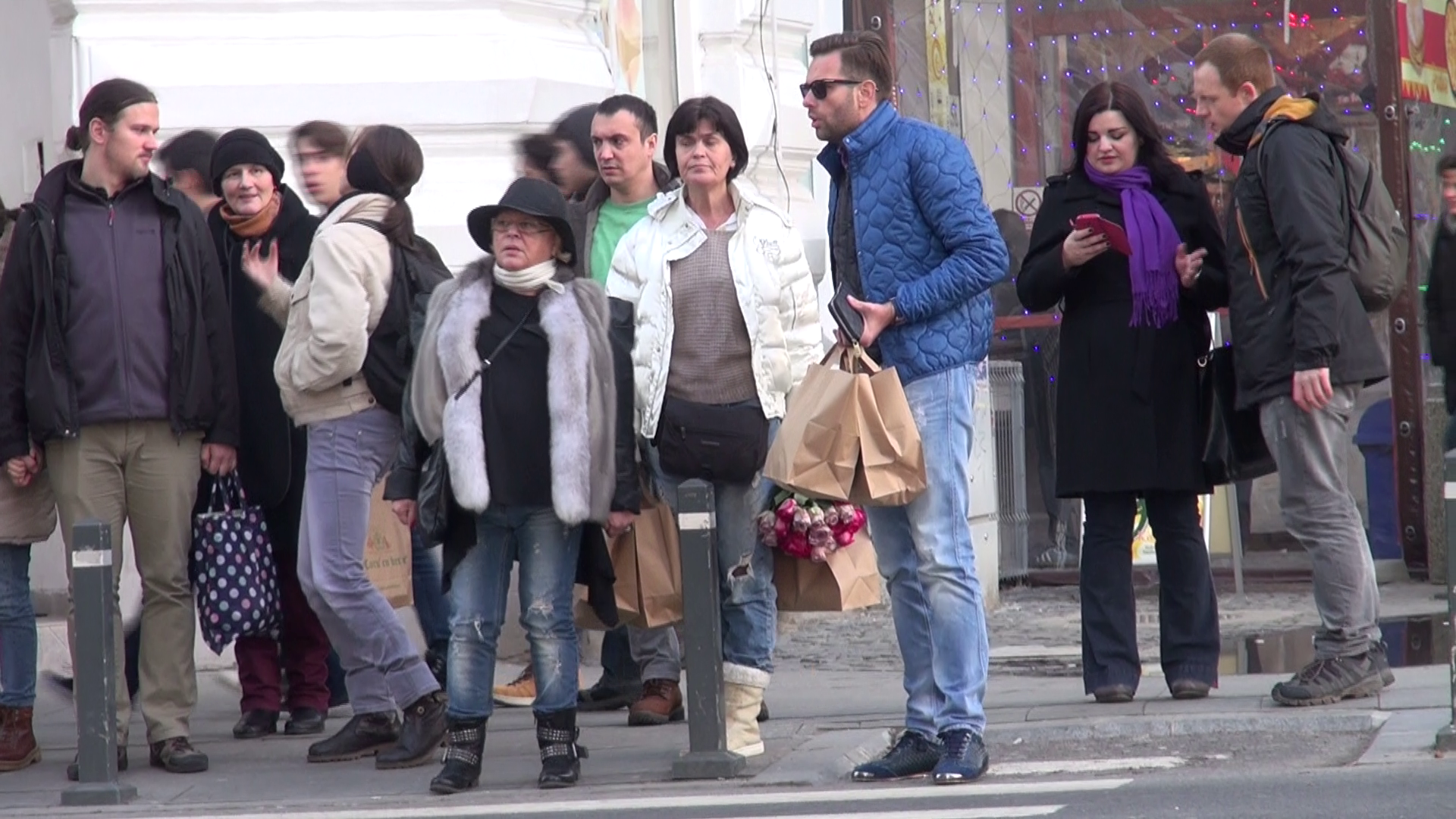 Artista asteapta linistita la semafor