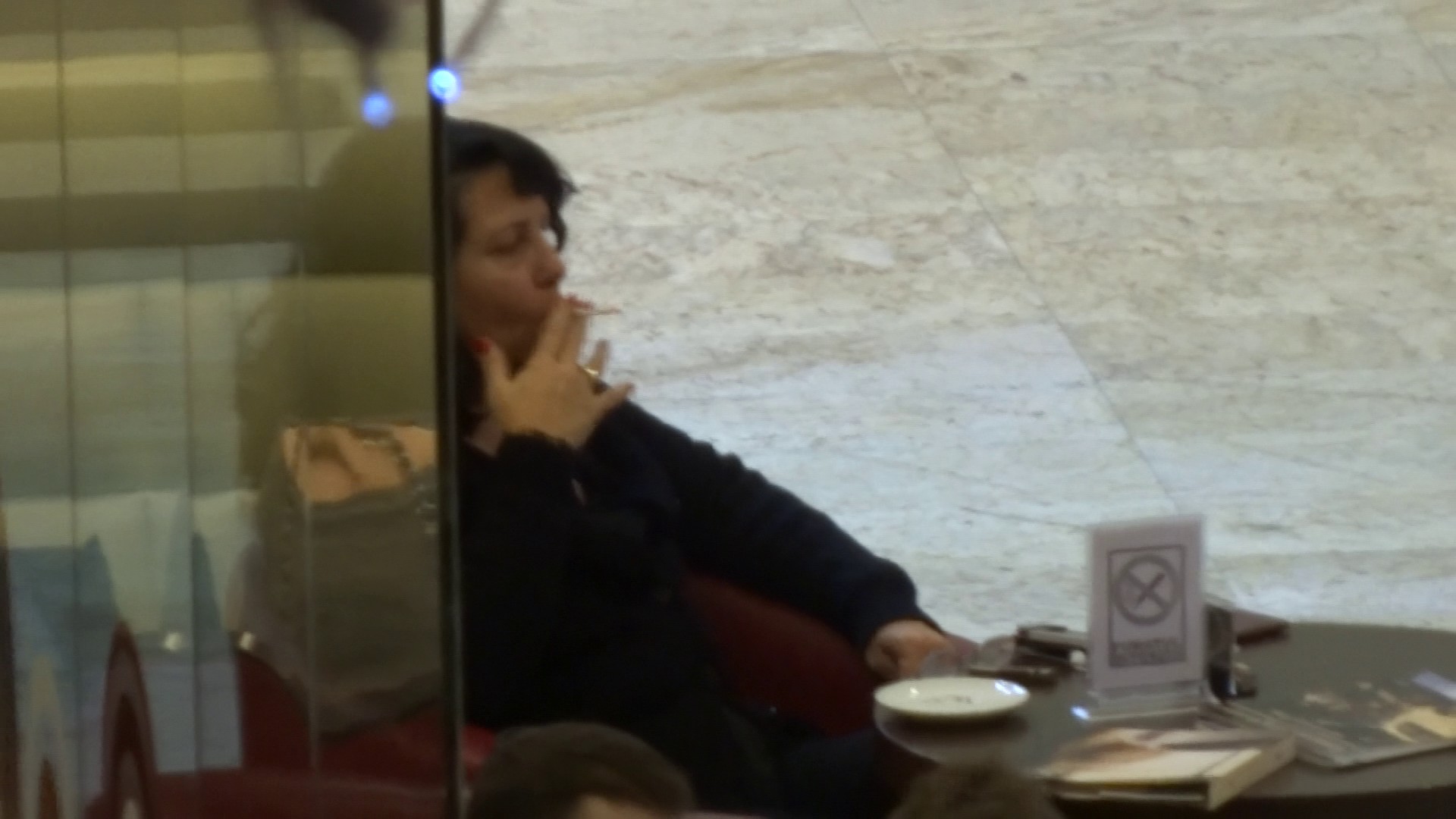 Aureliana a ignorat complet semnul cu fumatul interzis asezat pe masa