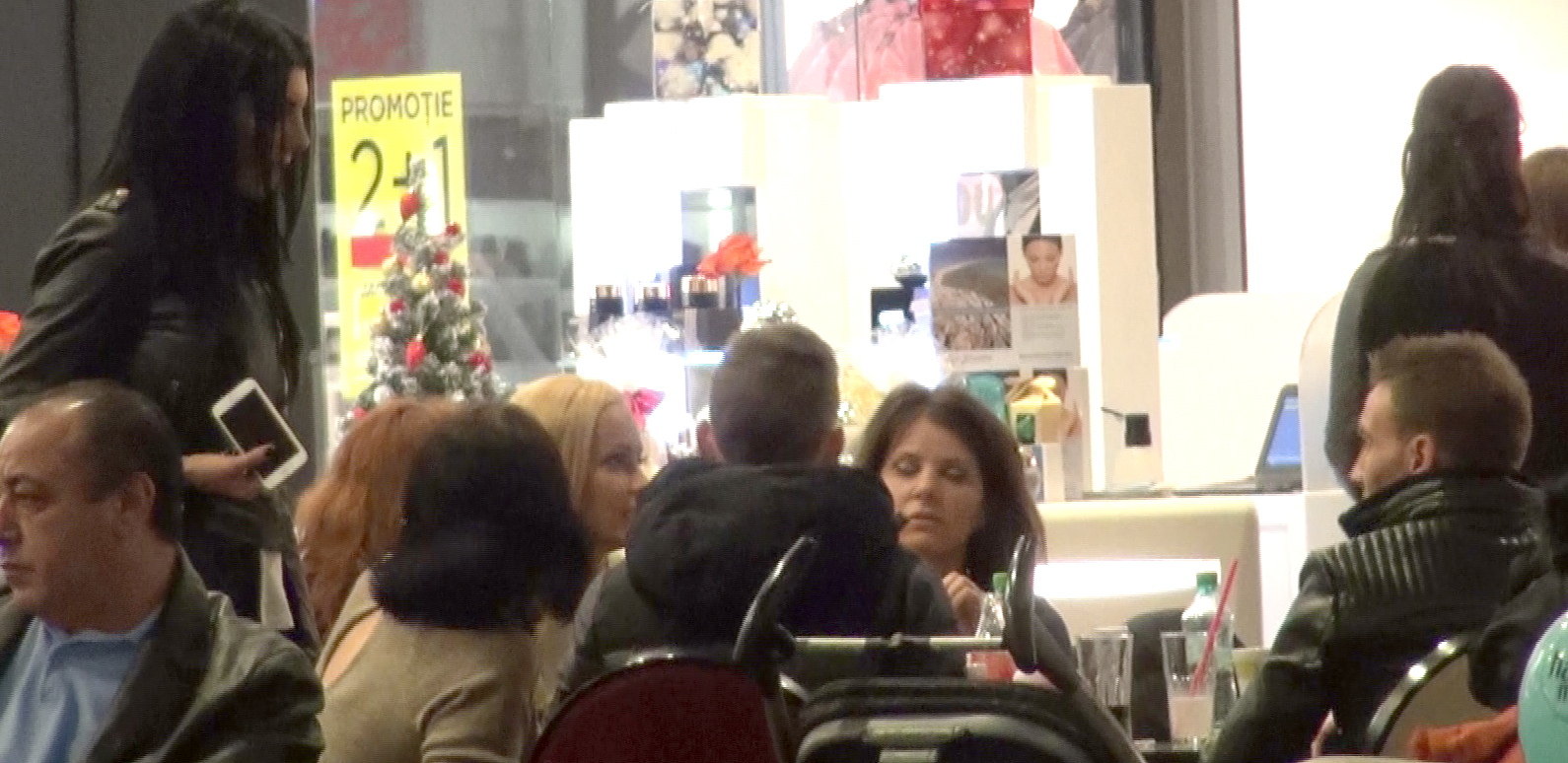 Tonciu a innebunit cand l-a gasit pe Mitea la masa prietenelor ei