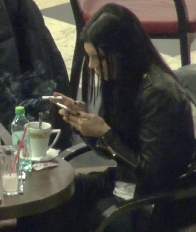 A fumat si a scris in nestire pe telefon