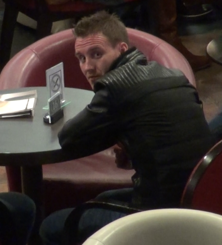 Mitea s-a asezat la o alta masa, culmea, din aceeasi cafenea