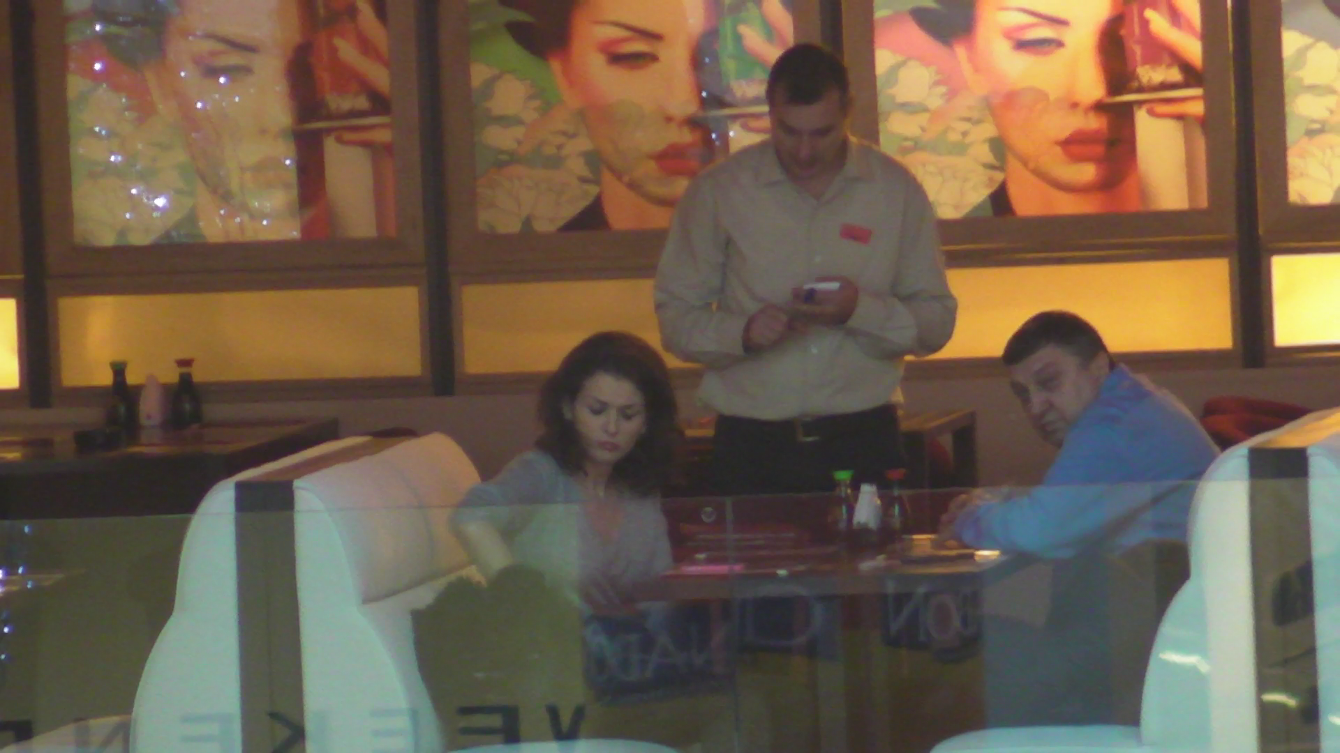 In timp ce chelnerul le-a luat comanda, Laura s-a scotocit dupa telefon