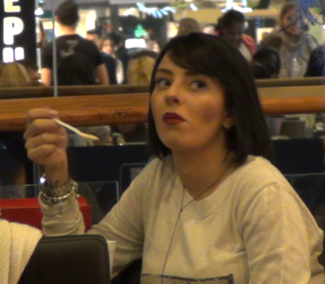 Cantareata este in cea de-a cincea luna de sarcina si are pofte