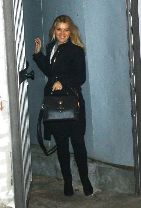 Dupa un sfert de ceas, Bianca a iesit zambitoare din curtea studioului