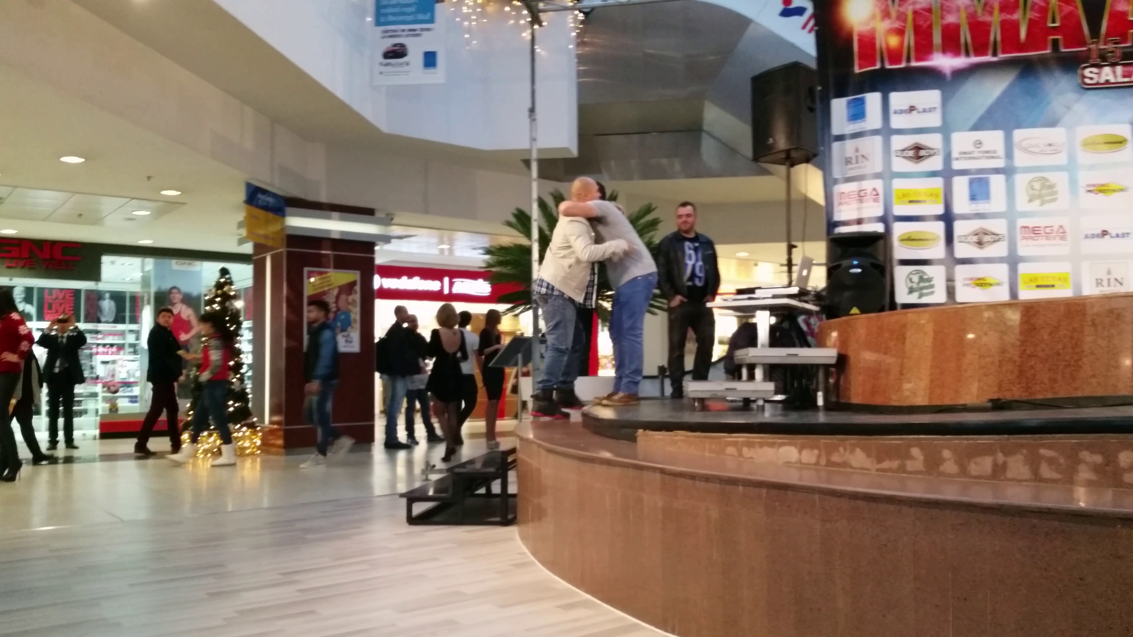 Celebrul cantaret se antreneaza de ceva vreme la sala de la polivalenta a lui Ciprian Sora