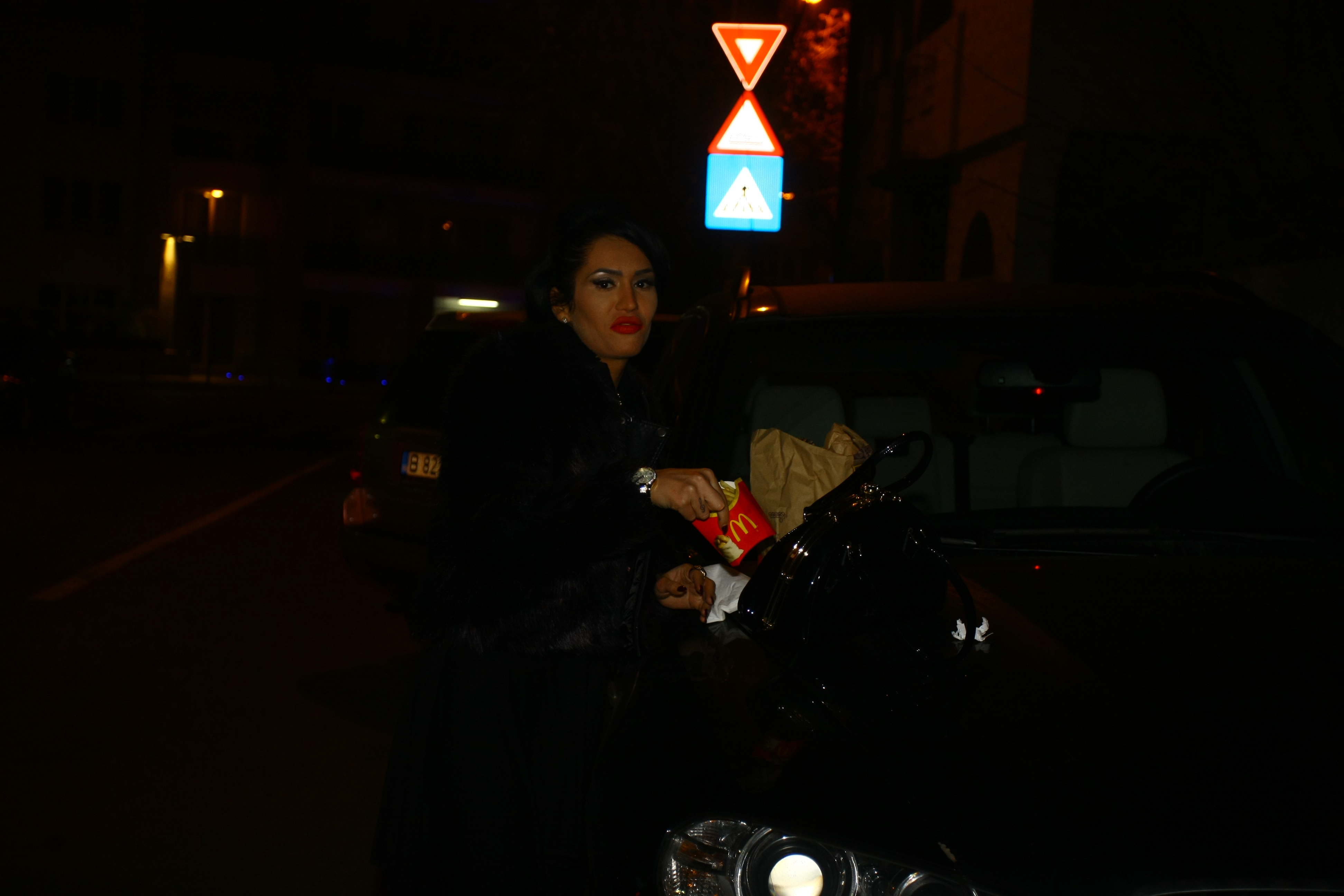 margherita masa pe capota masinii