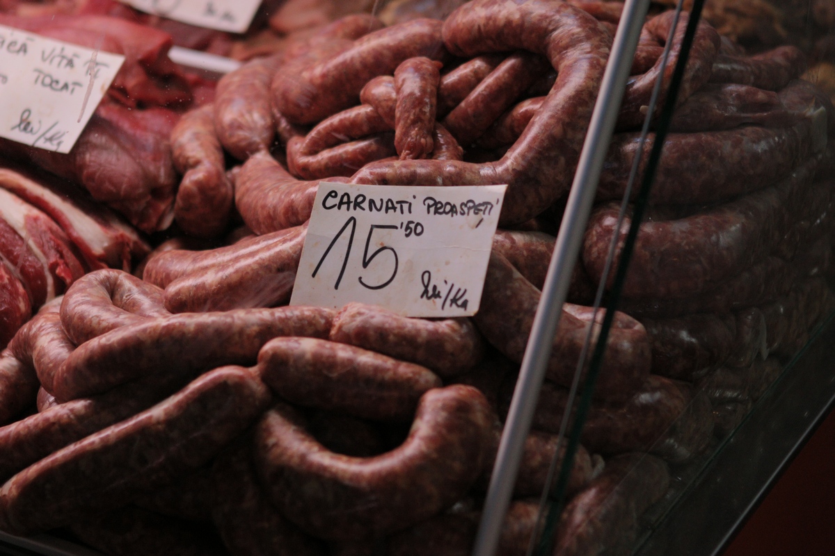 Ca sa nu mai iti bati capul, in piete gasesti carnati de porc gata facuti