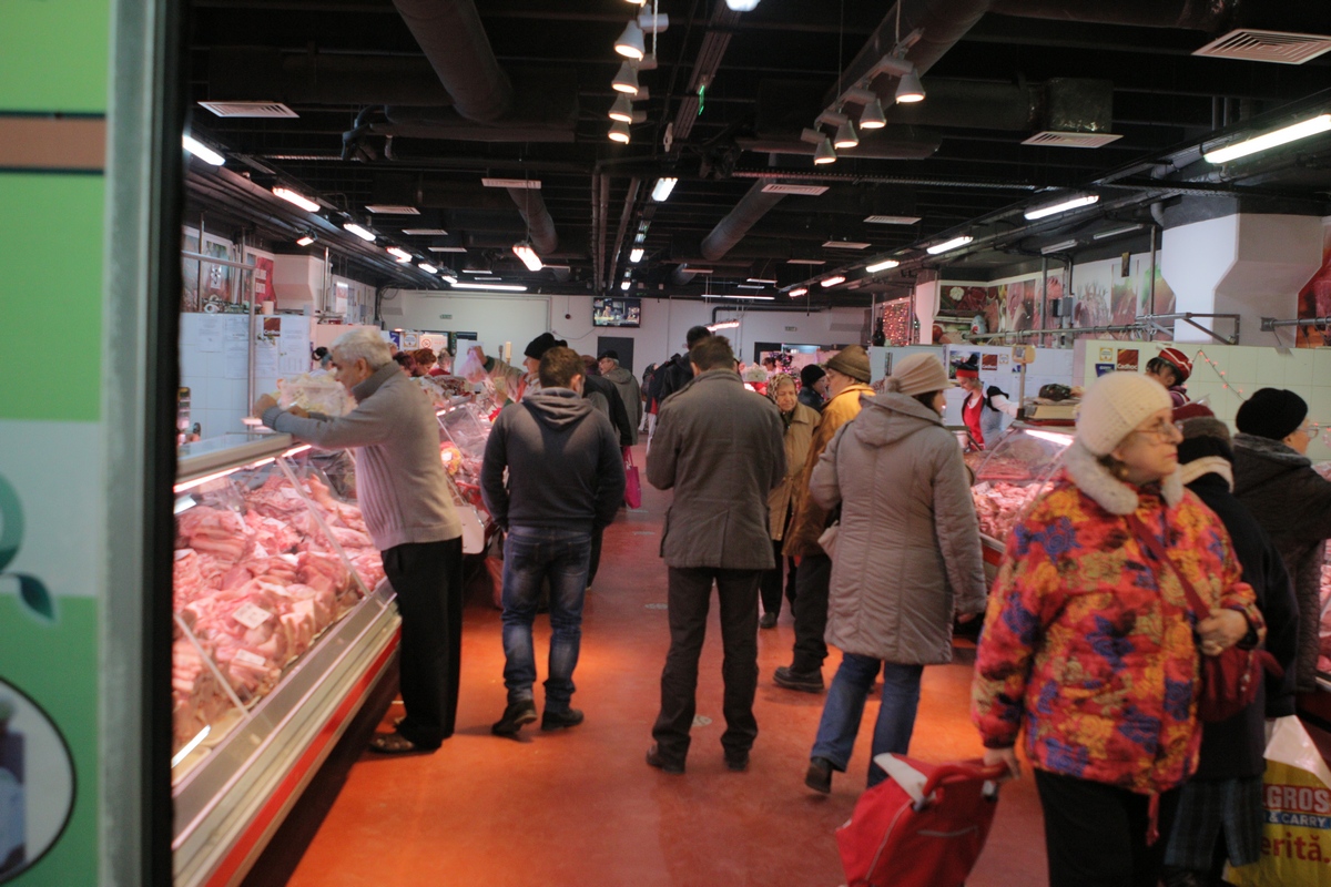 Chiar de dimineata in piete era aglomeratie mare