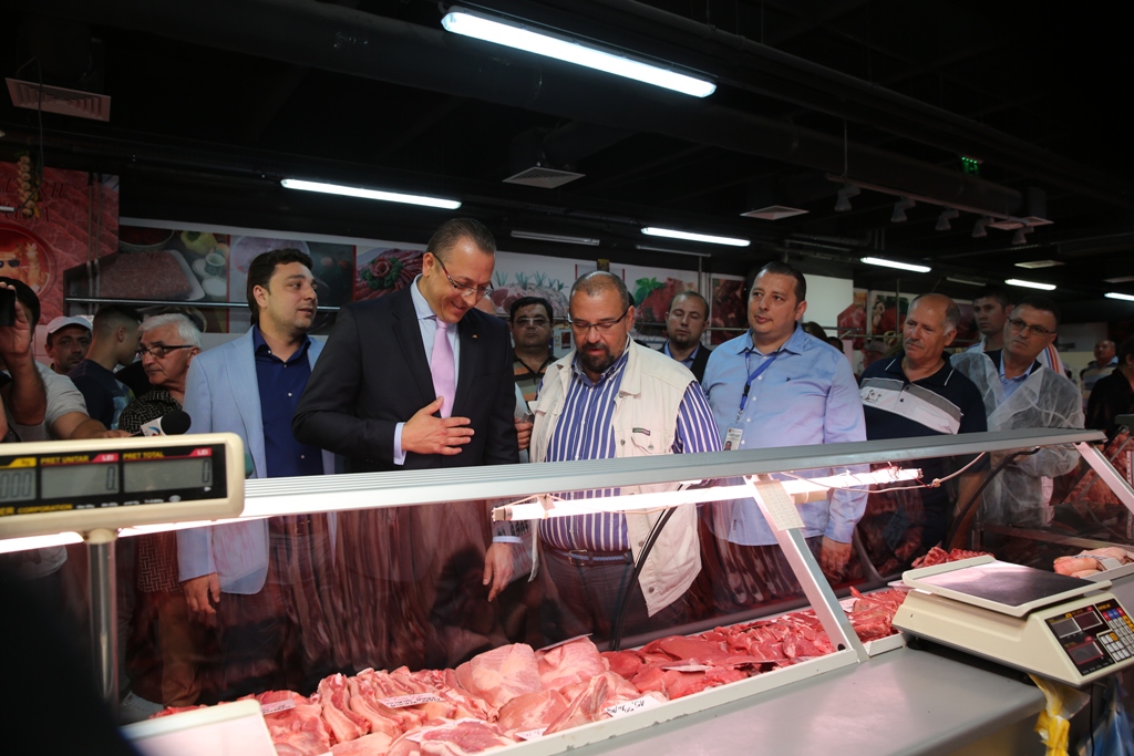 Primarul sectorului 4 a verificat personal vanzarea carnii in pietele administrate de el