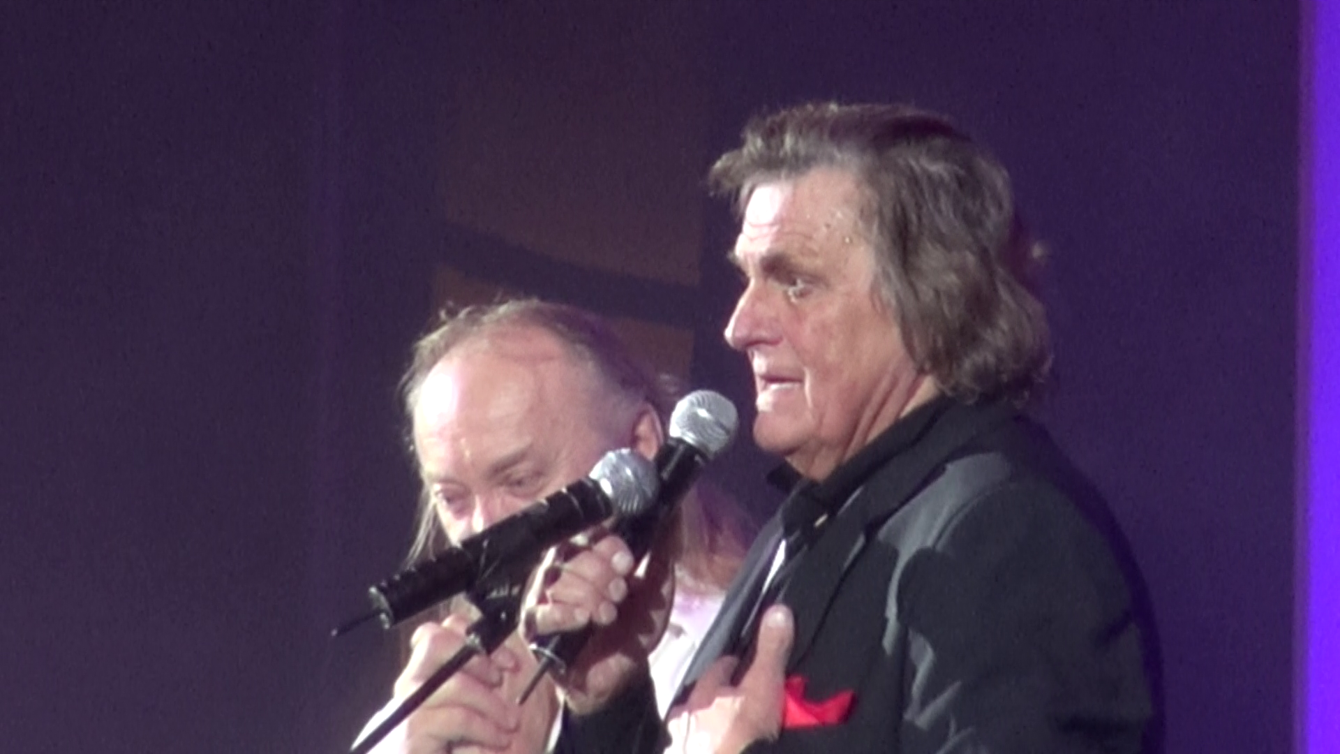 Hrusca a sustinut un recital incendiar alaturi de Florin Piersic si a fost emotionat pana la lacrimi