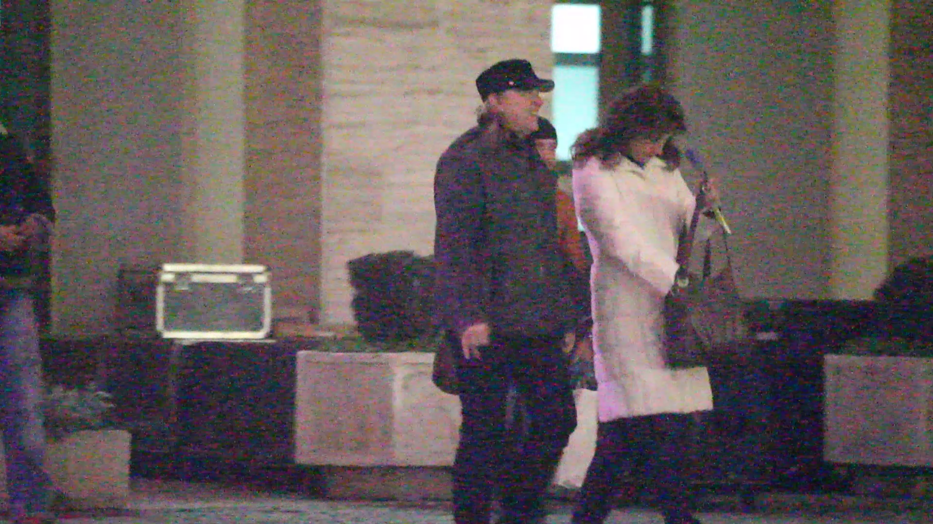 Hrusca a iesit de la sala Palatului cu o domnisoara inalta, ce tinea in mana o floare