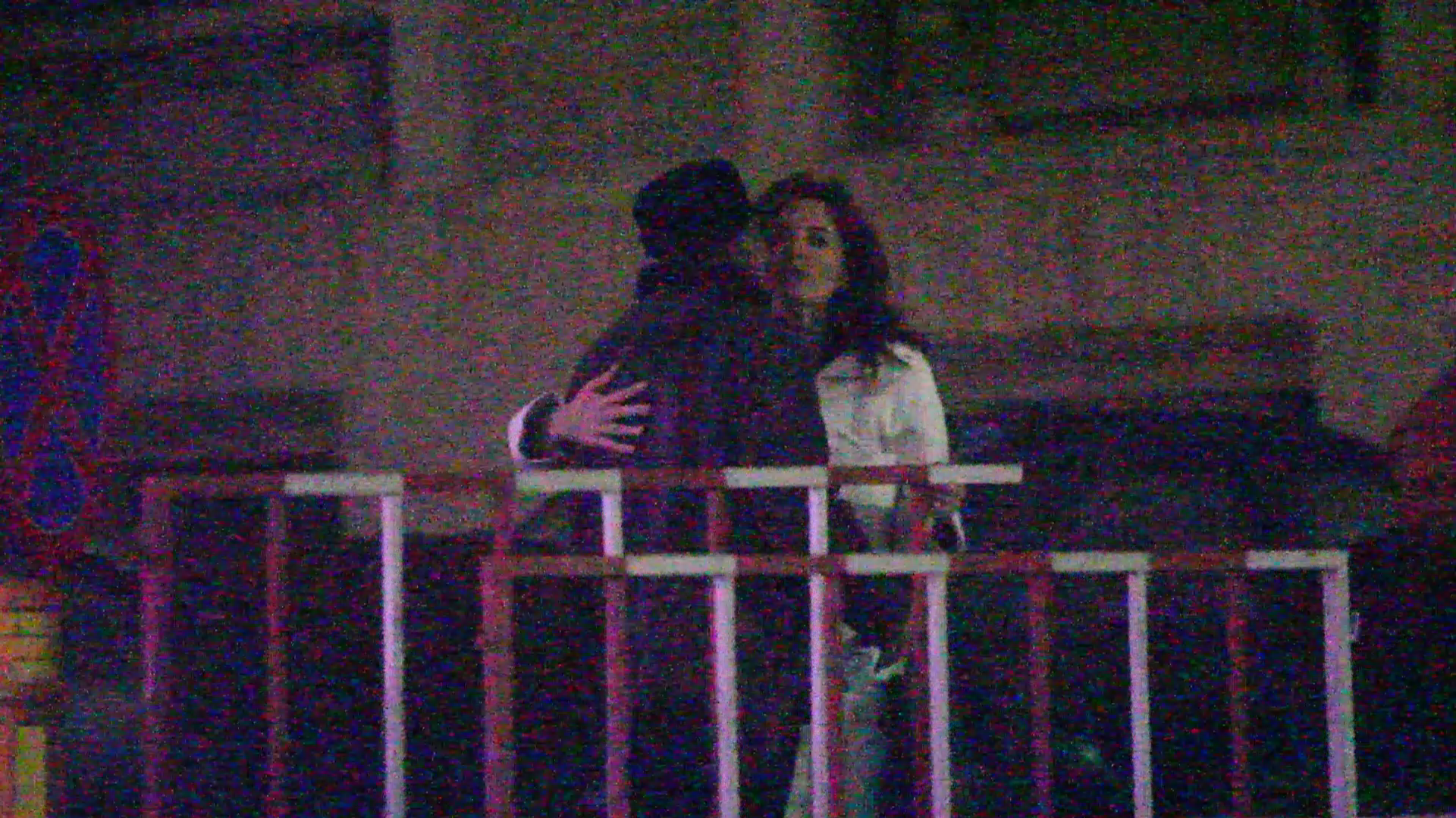 cei doi s-au pupat si s-au imbratisat, dar si-au continuat drumul impreuna si dupa acest gest