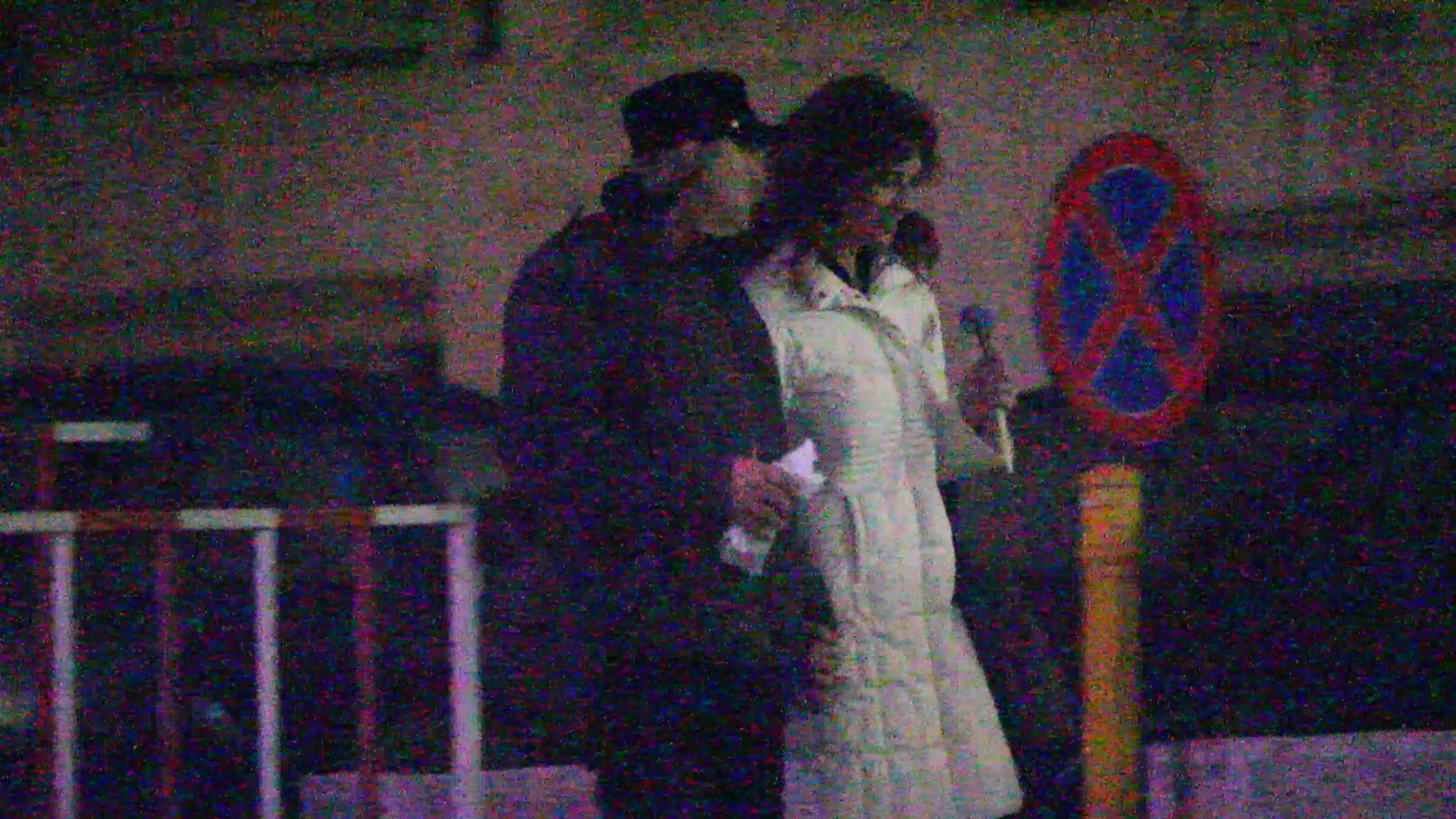 Dupa imbratisare, cei doi au mers cativa pasi tinandu-se de mana